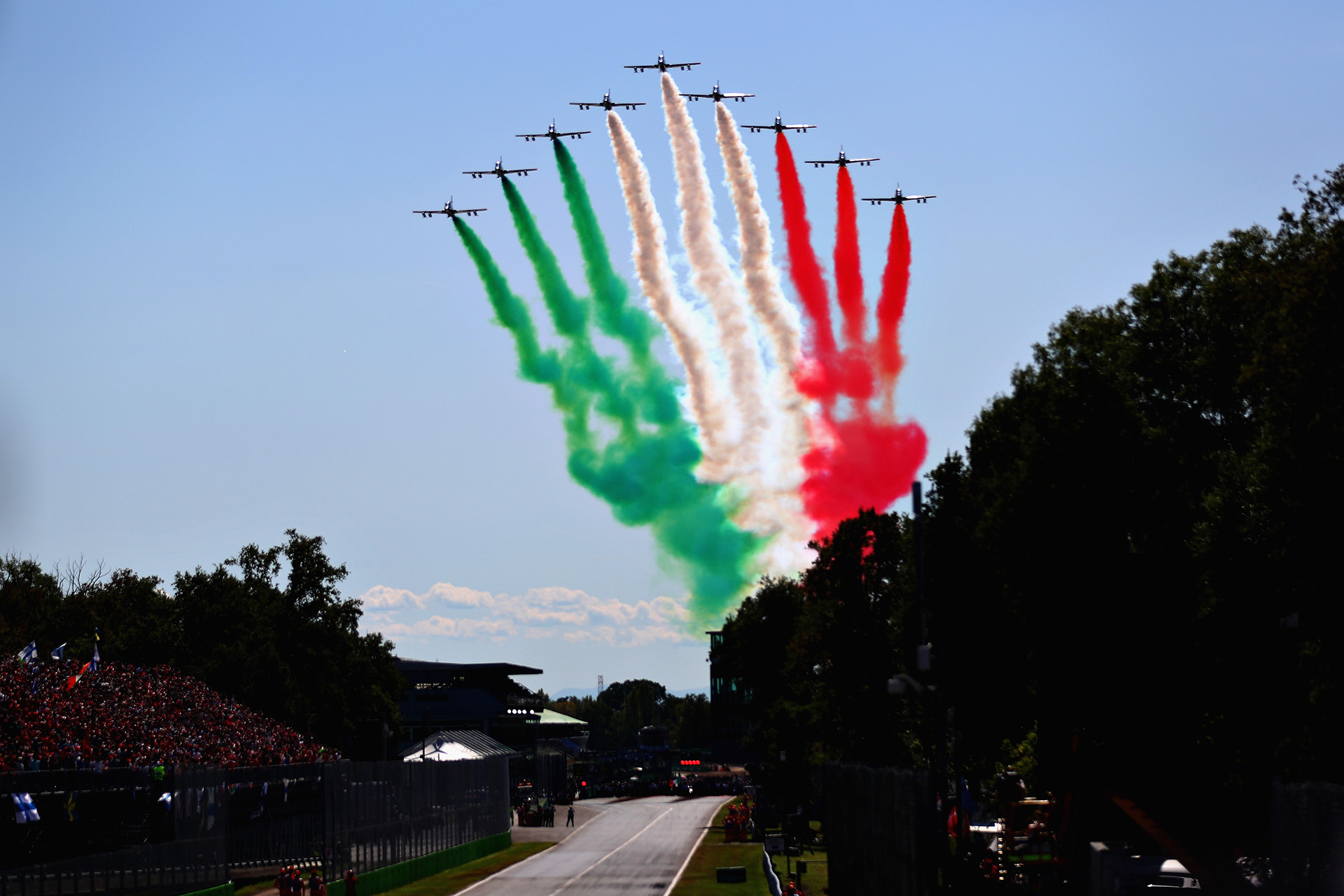 La bandera de Italia en el cielo de Monza