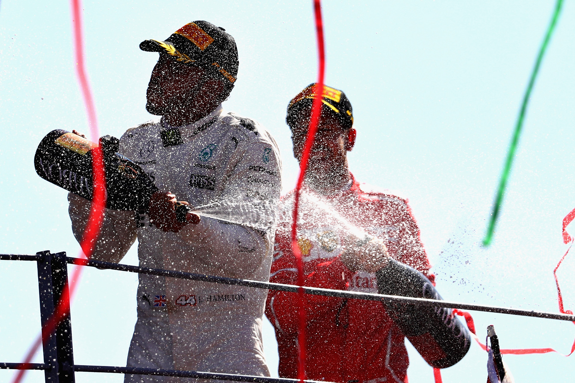 Lewis Hamilton y Sebastian Vettel se bañan en champagne