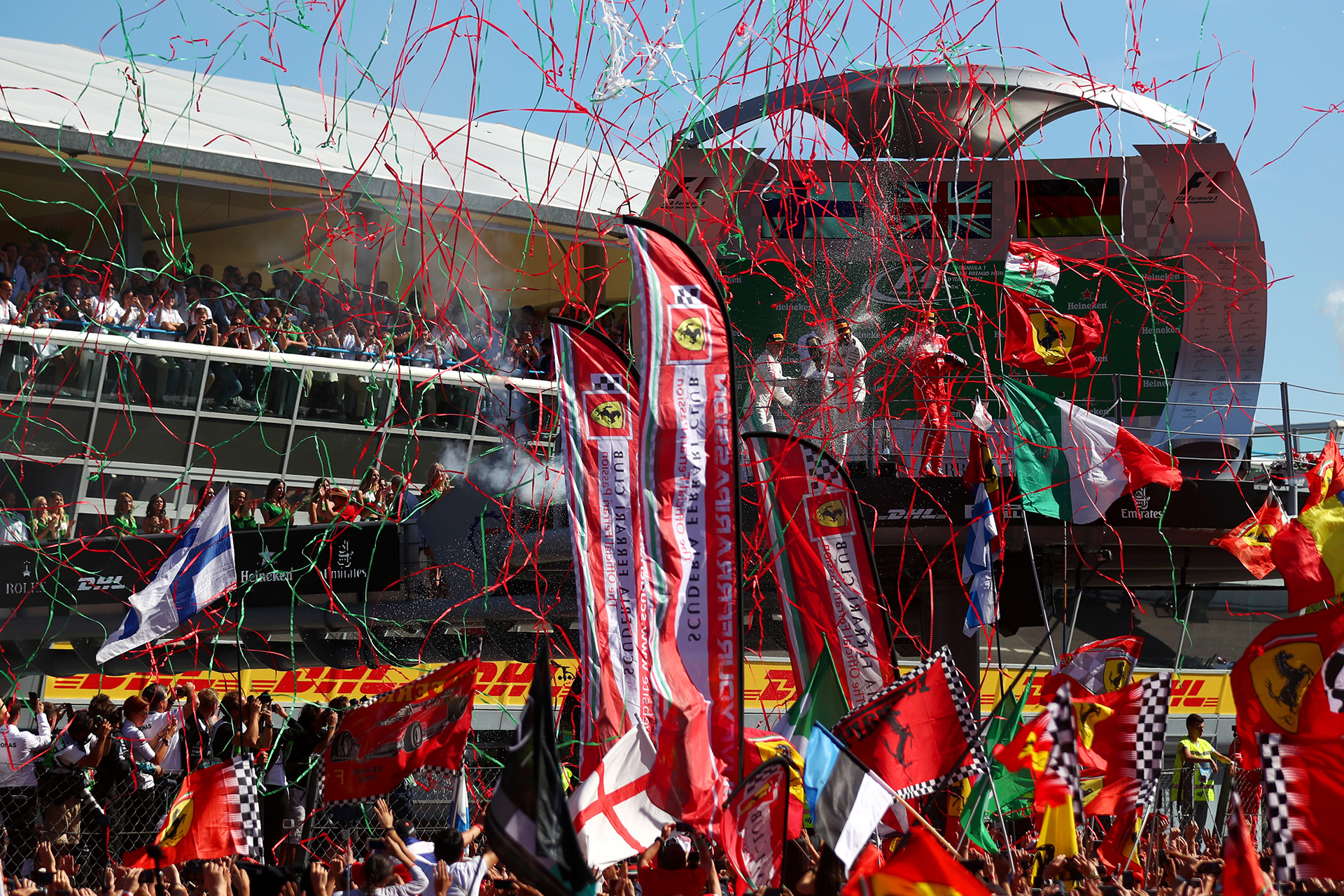 Las banderas italianas y el color rojo de Ferrari coparon el circuito