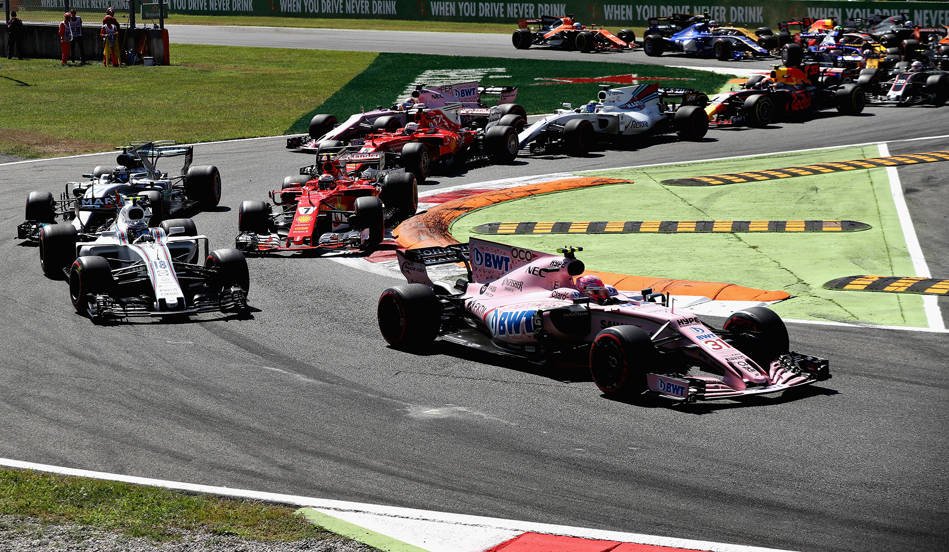 El australiano Daniel Ricciardo (Red Bull) protagonizó la remontada del día al acabar cuarto -tras haber arrancado decimosexto-, por delante del otro Ferrari, el del finlandés Kimi Raikkonen