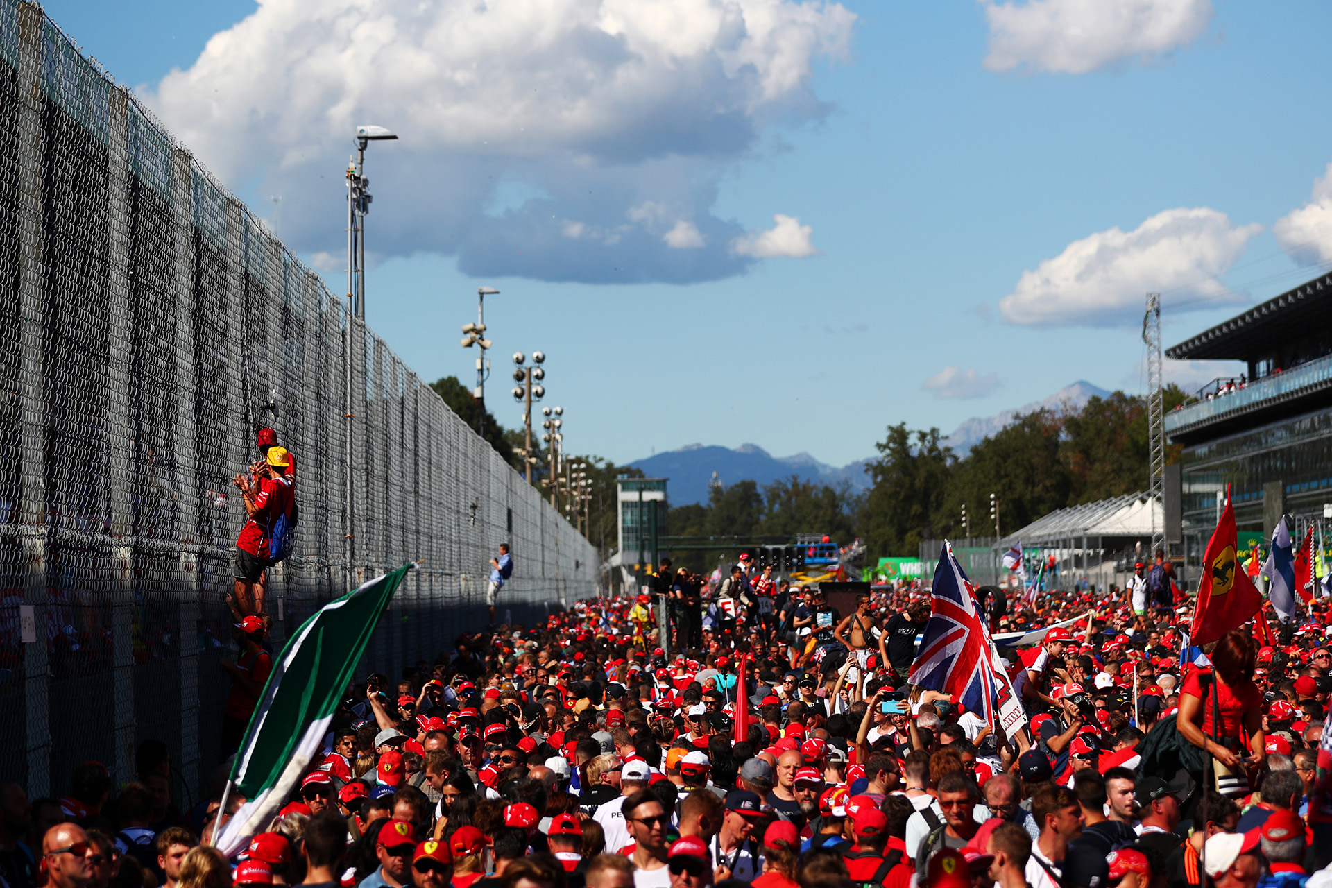 Miles de fans en Monza