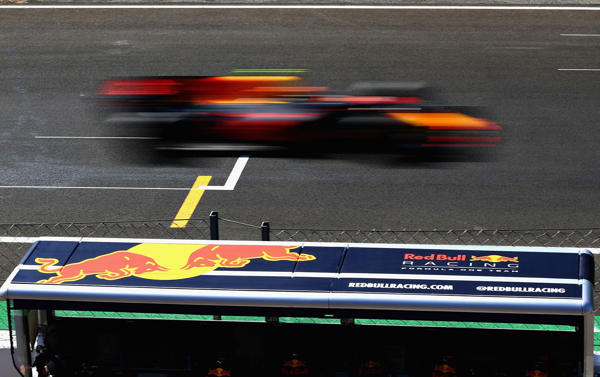 Max Verstappen de Red Bull Racing, casi no se ve gracias a su alta velocidad en la recta principal