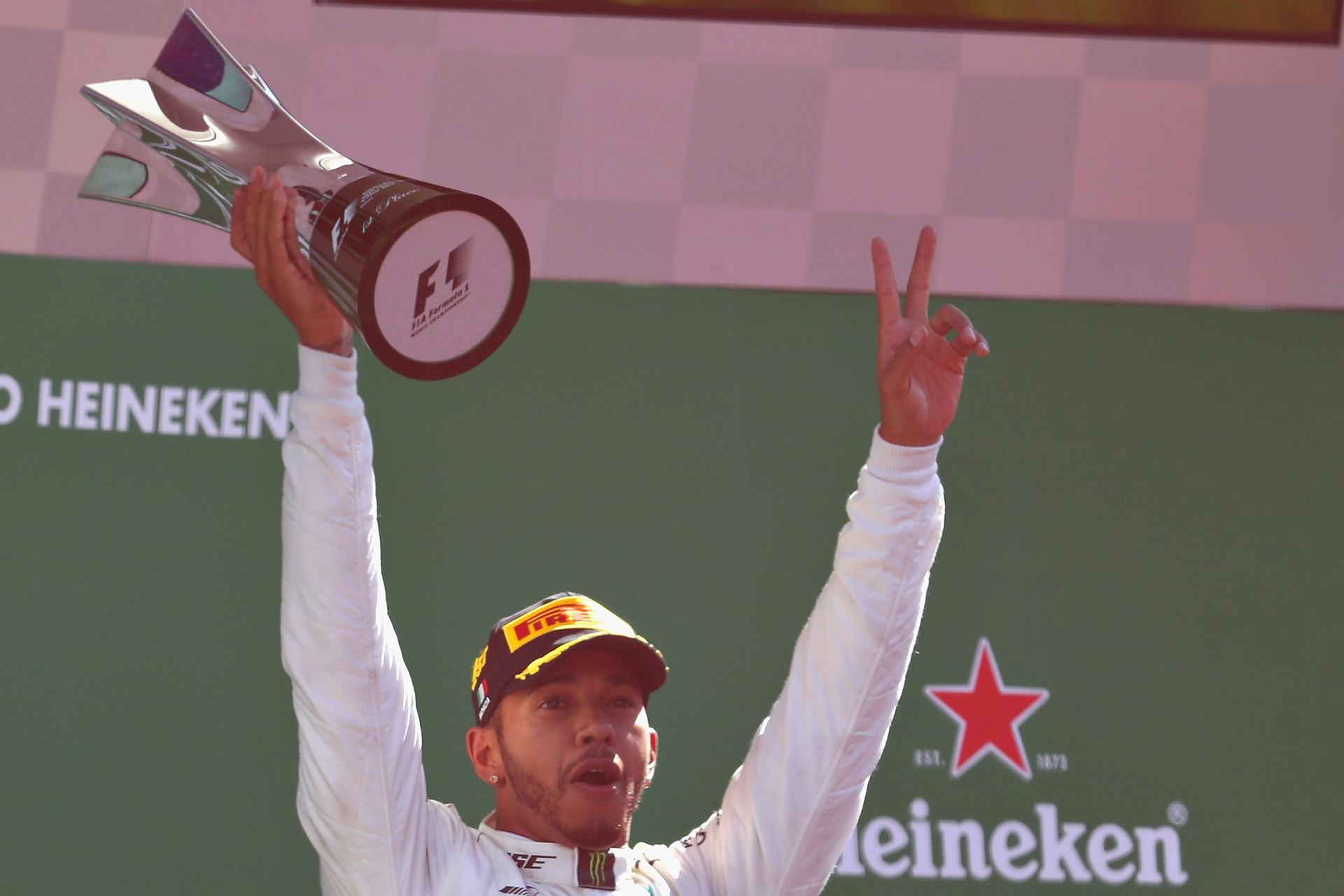 Hamilton festeja su triunfo y ser el nuevo líder del campeonato mundial