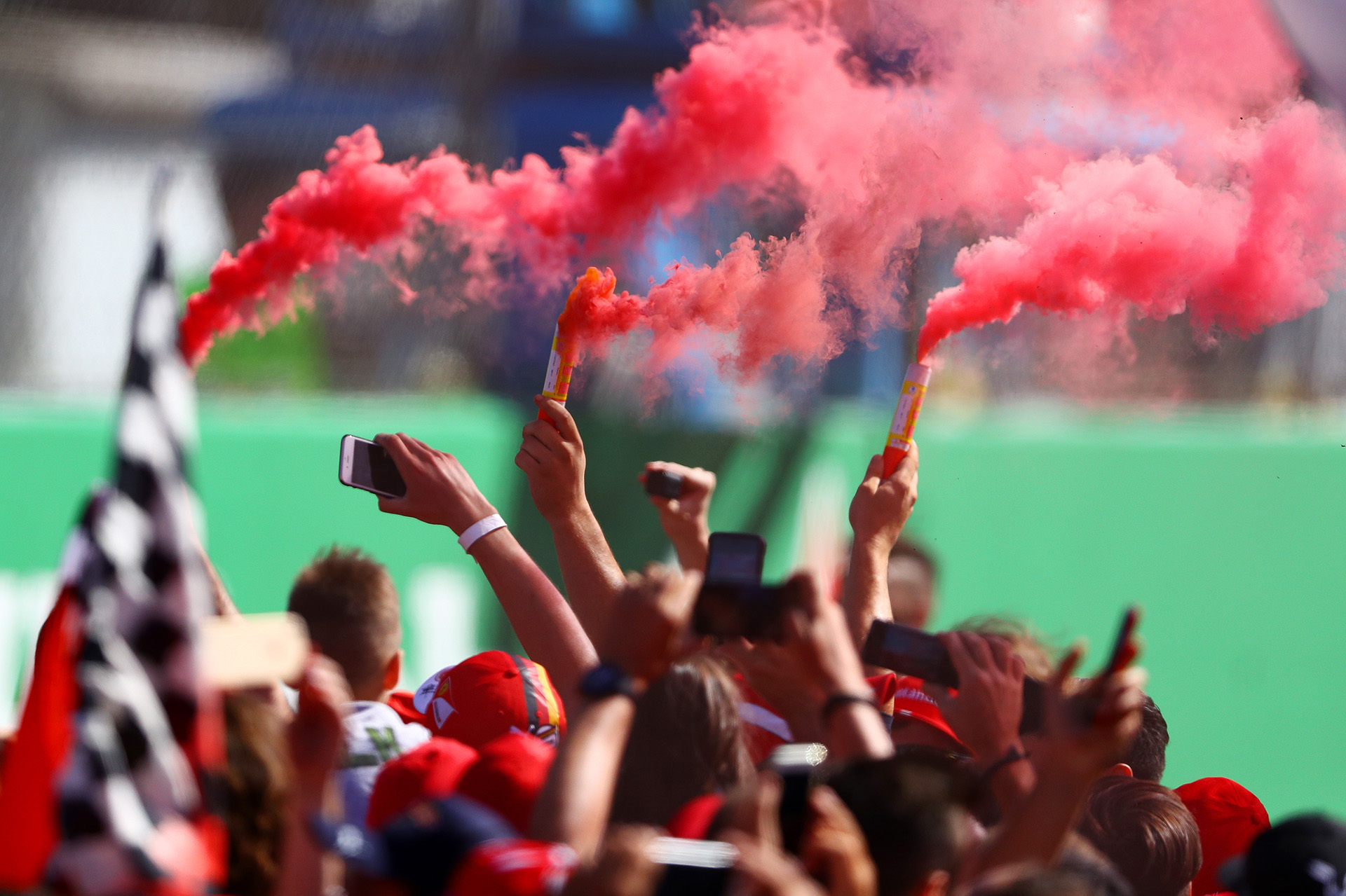 El humo rojo pintó el aire de Italia