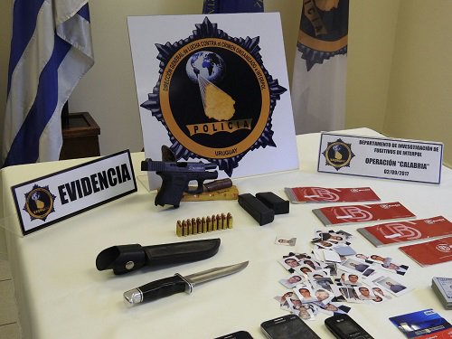 Las armas y tarjetas incautadas a Morabito (Twitter Ministerio de Interior de Uruguay @MI_UNICOM)