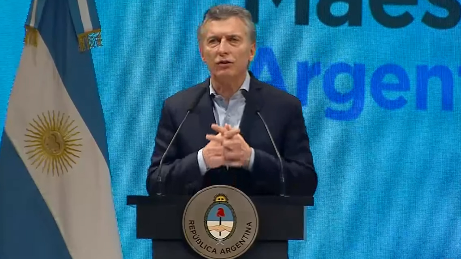 Es el look de excelencia del presidente argentino Mauricio Macri y todos sus funcionarios. Lo completa con corbatas a tono o en ámbitos más informales solo traje y camisa