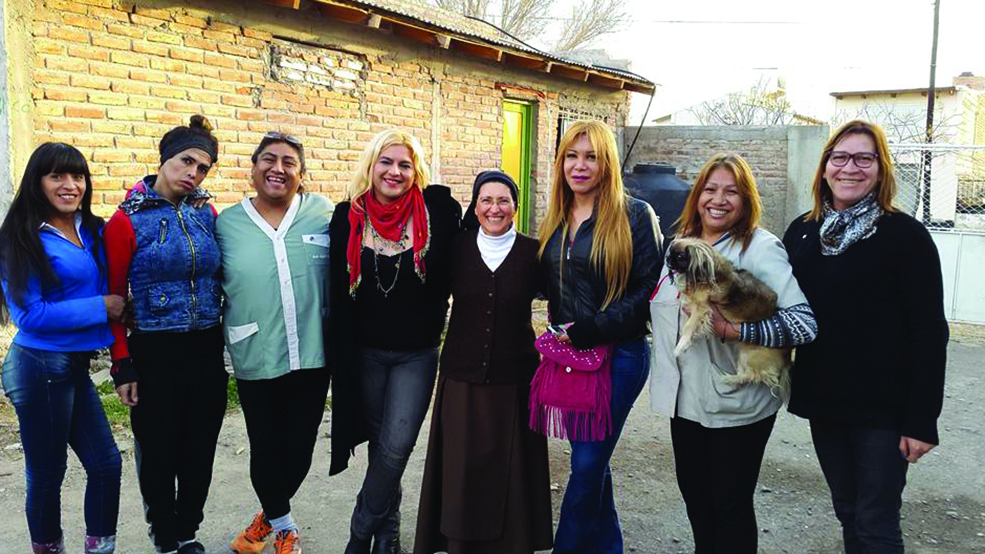 Mónica y sus amigas trans. Kati, a su izquierda, abraza a su perro (Gentileza Pablo Isola)