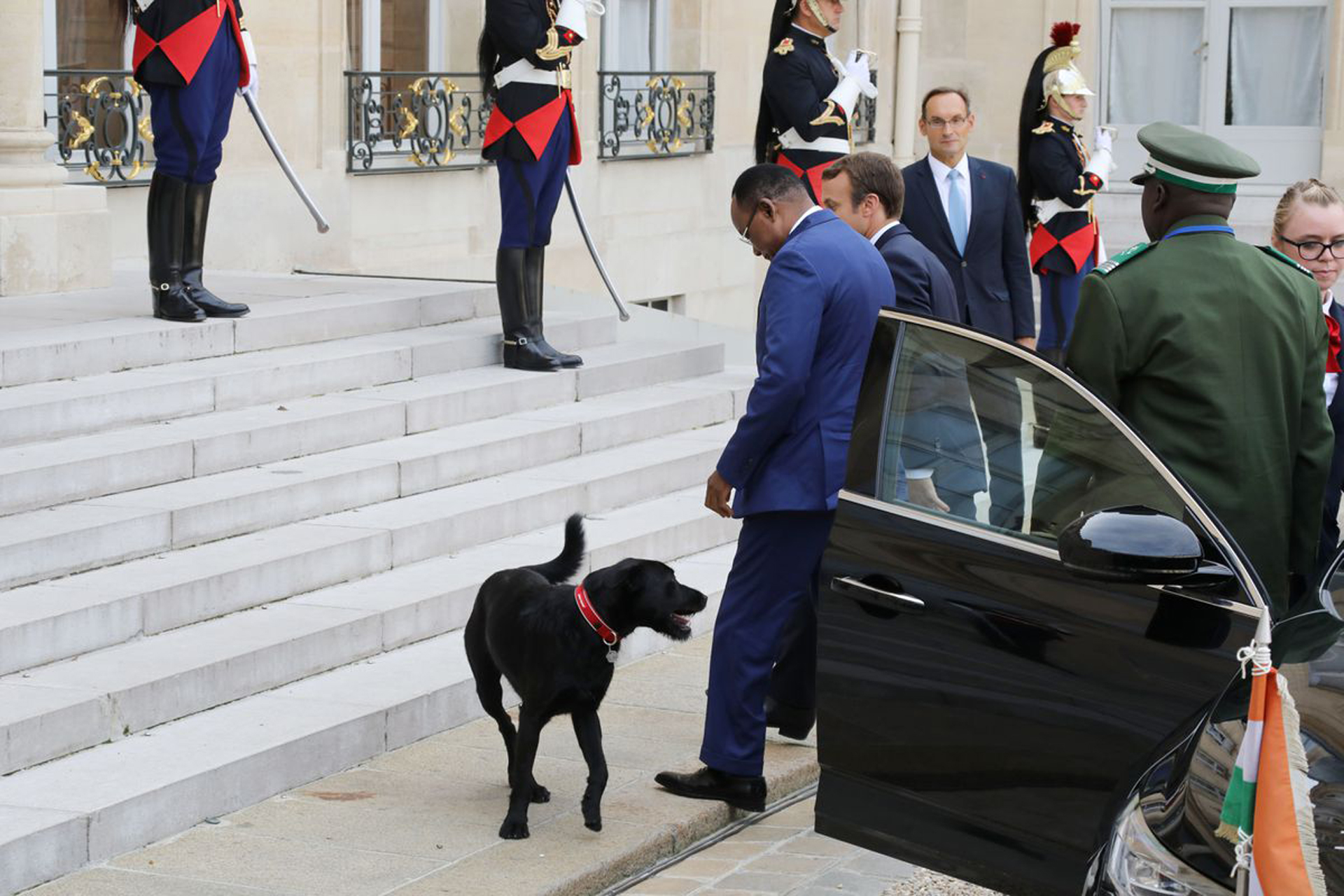 Durante la mini cumbre migratoria organizada por Emmanuel Macron, fue él quien se dedicó a saludar a cada uno de los mandatarios convocado