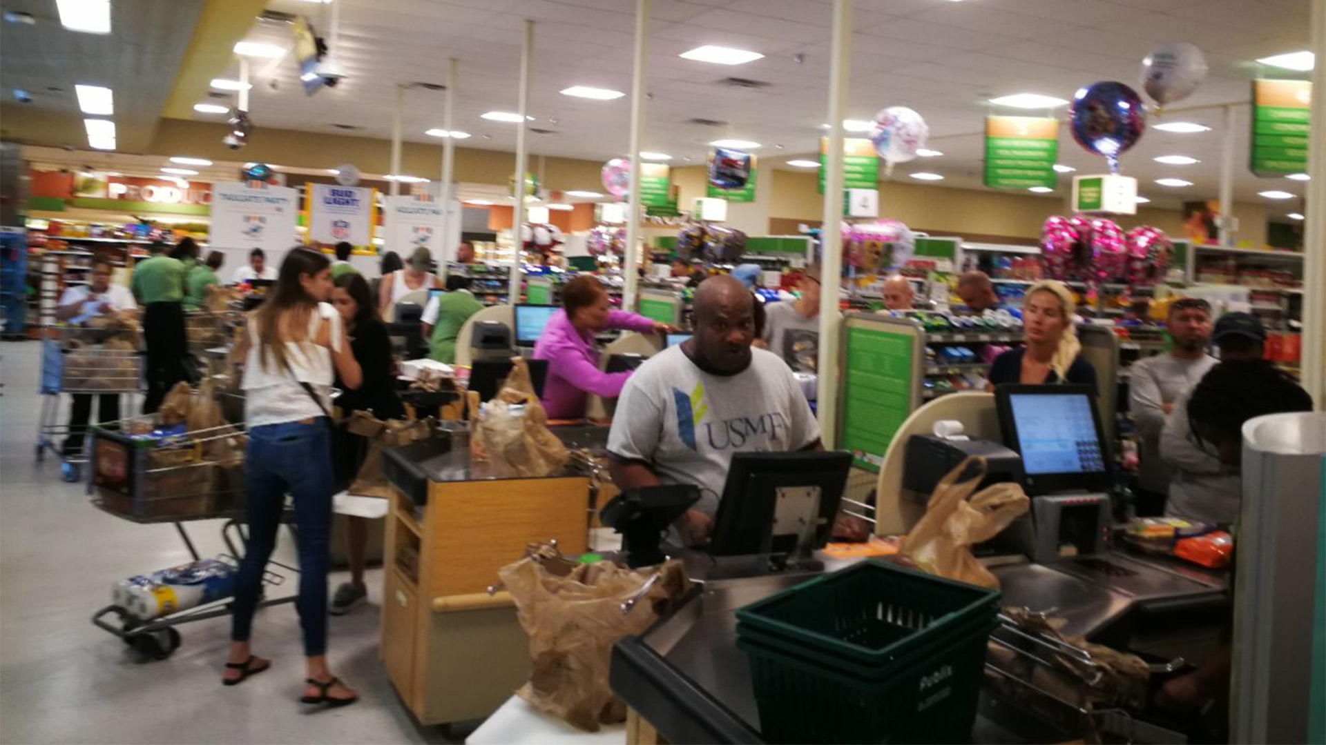 Largas colas en los supermercados de Miami, ante la posible llegada de Irma