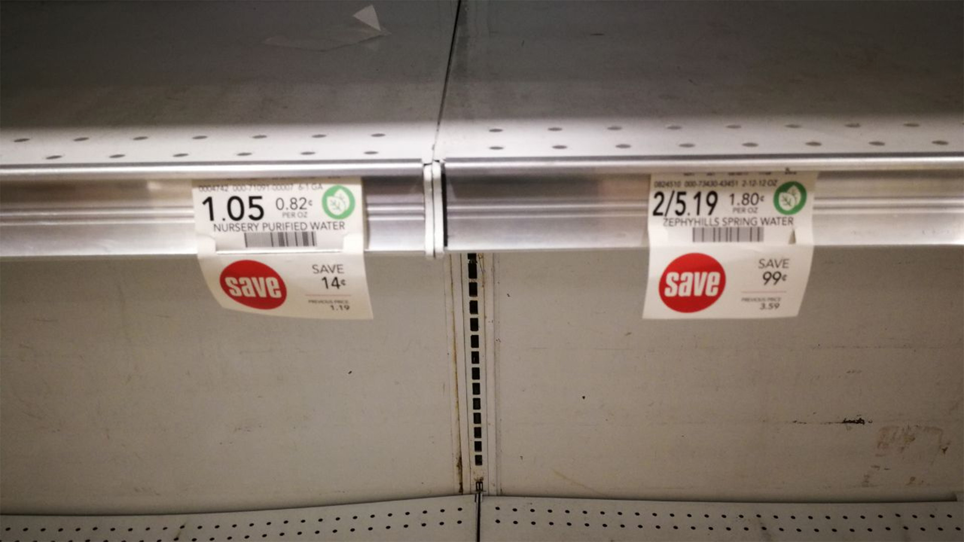 Las góndolas vacías en los supermercados de Miami (Infobae)