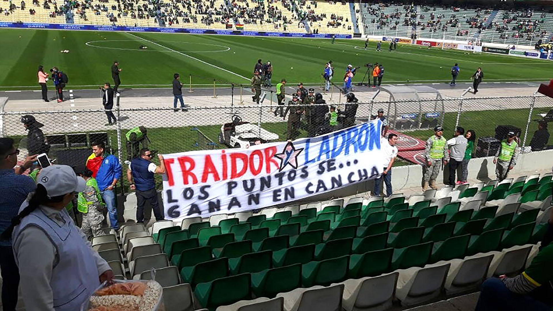 Una de las banderas que apareció en el estadio (@elgraficoweb)