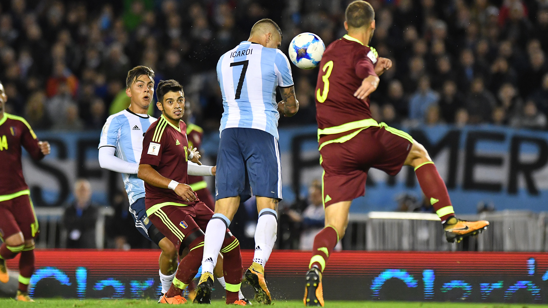 Mauro Icardi no logra conectar un centro y pifia en su cabezazo