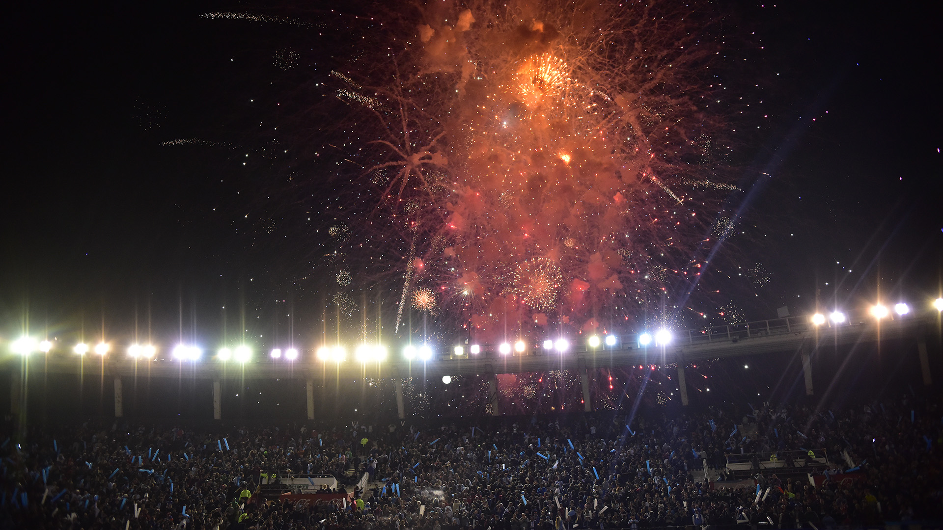 Los fuegos artificiales le dieron un gran marco al partido