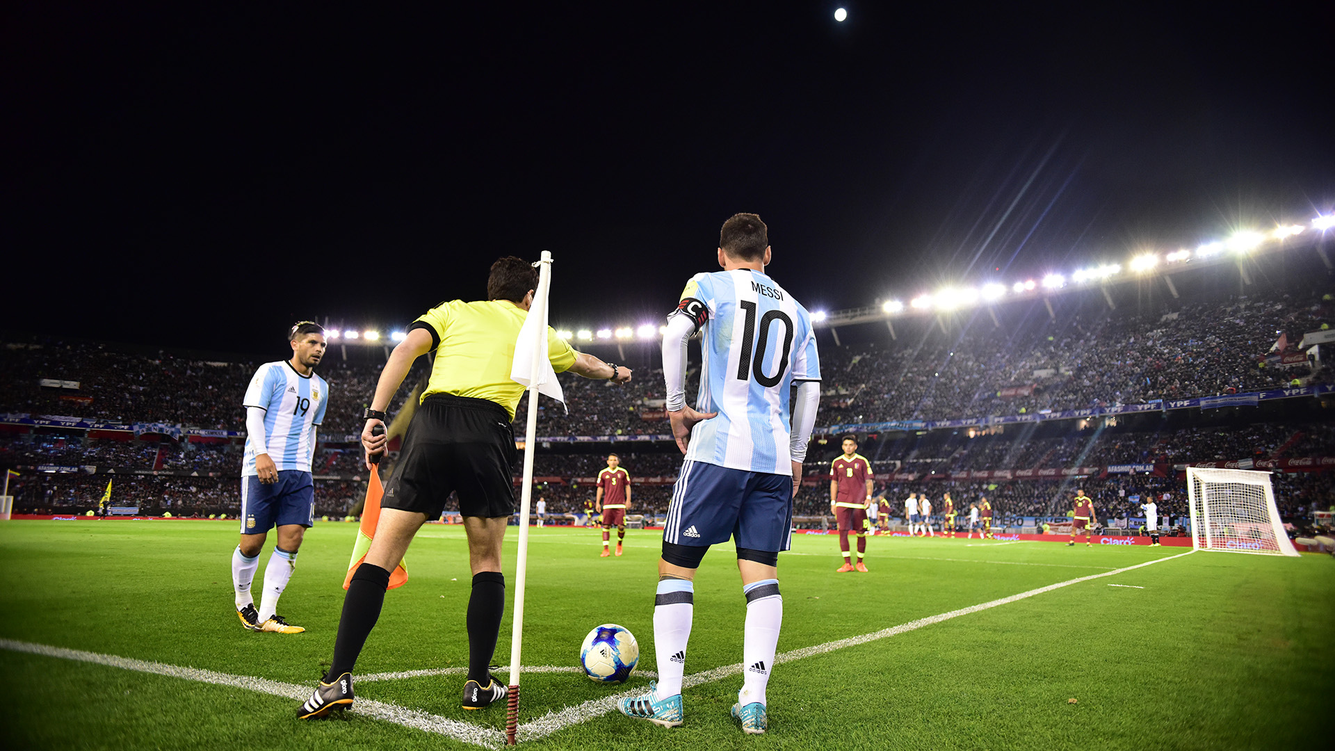 Éver Banega y Lionel Messi, la sociedad que esta vez no se vio ante Venezuela