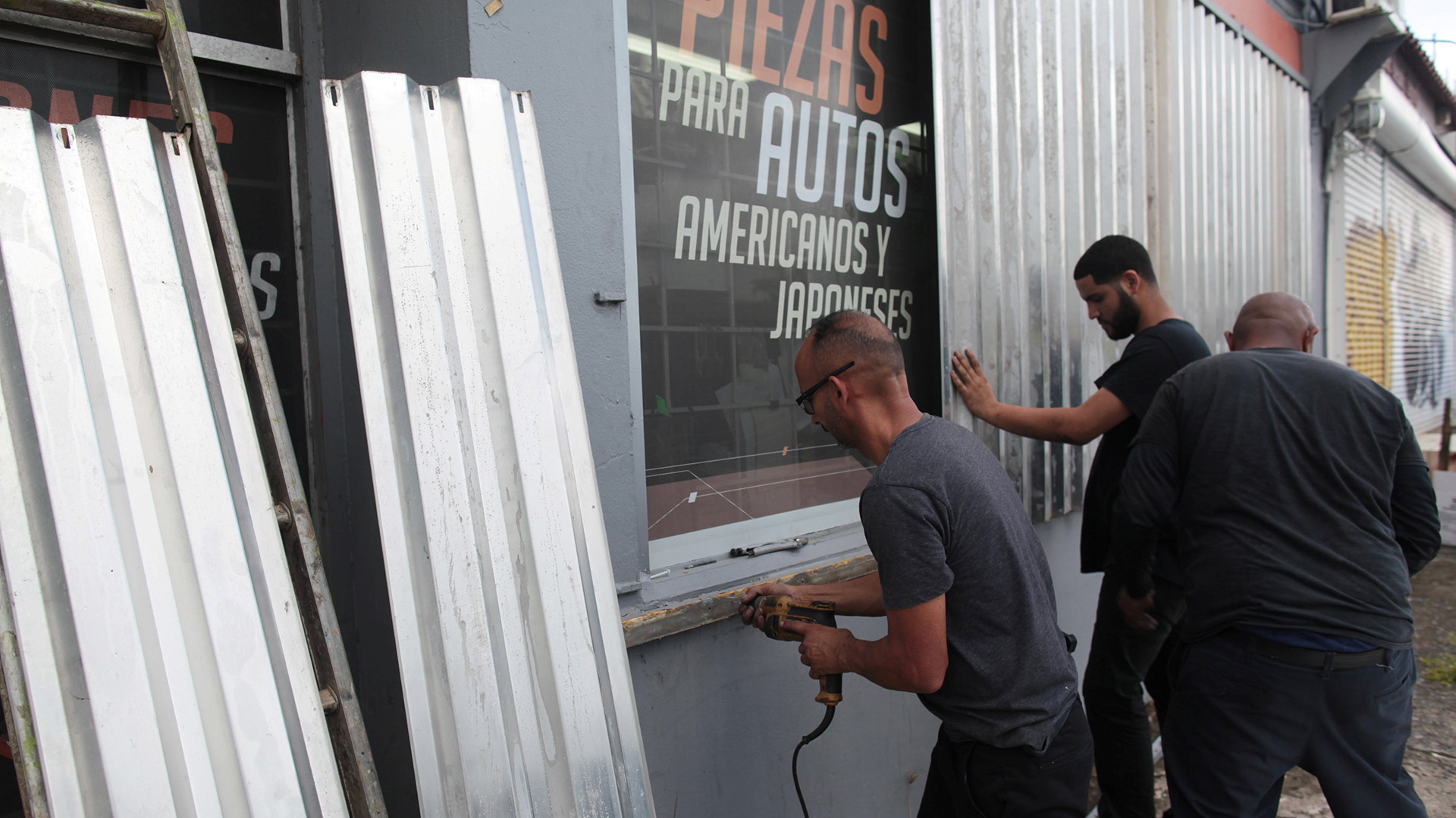 Cubren con chapas los escaparates de una tienda de repuestos de automóviles en San Juan, Puerto Rico