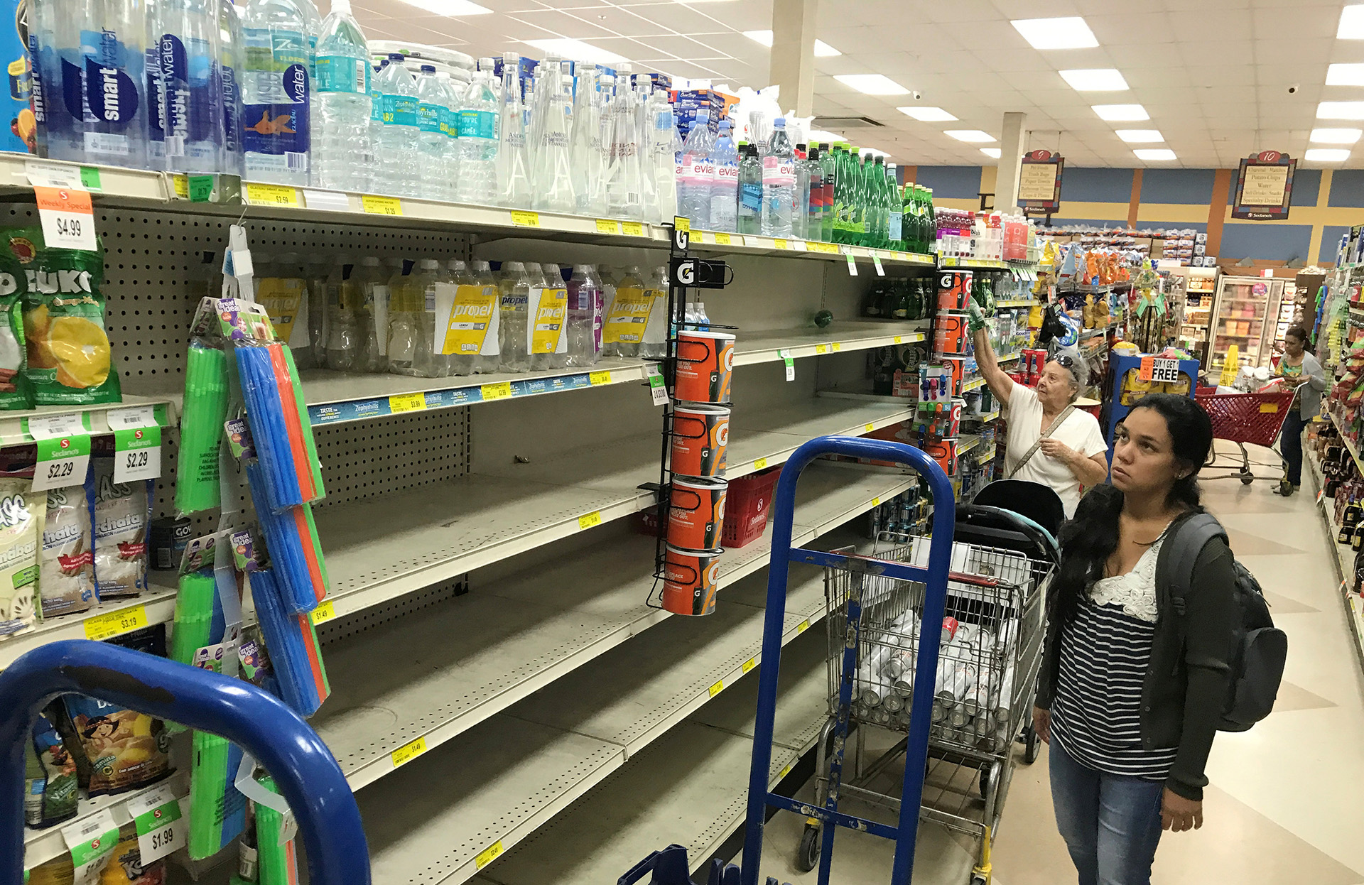 Las góndolas comienzan a etsar vacías en slos supermercados de Miami, en el barrio de Little Havana