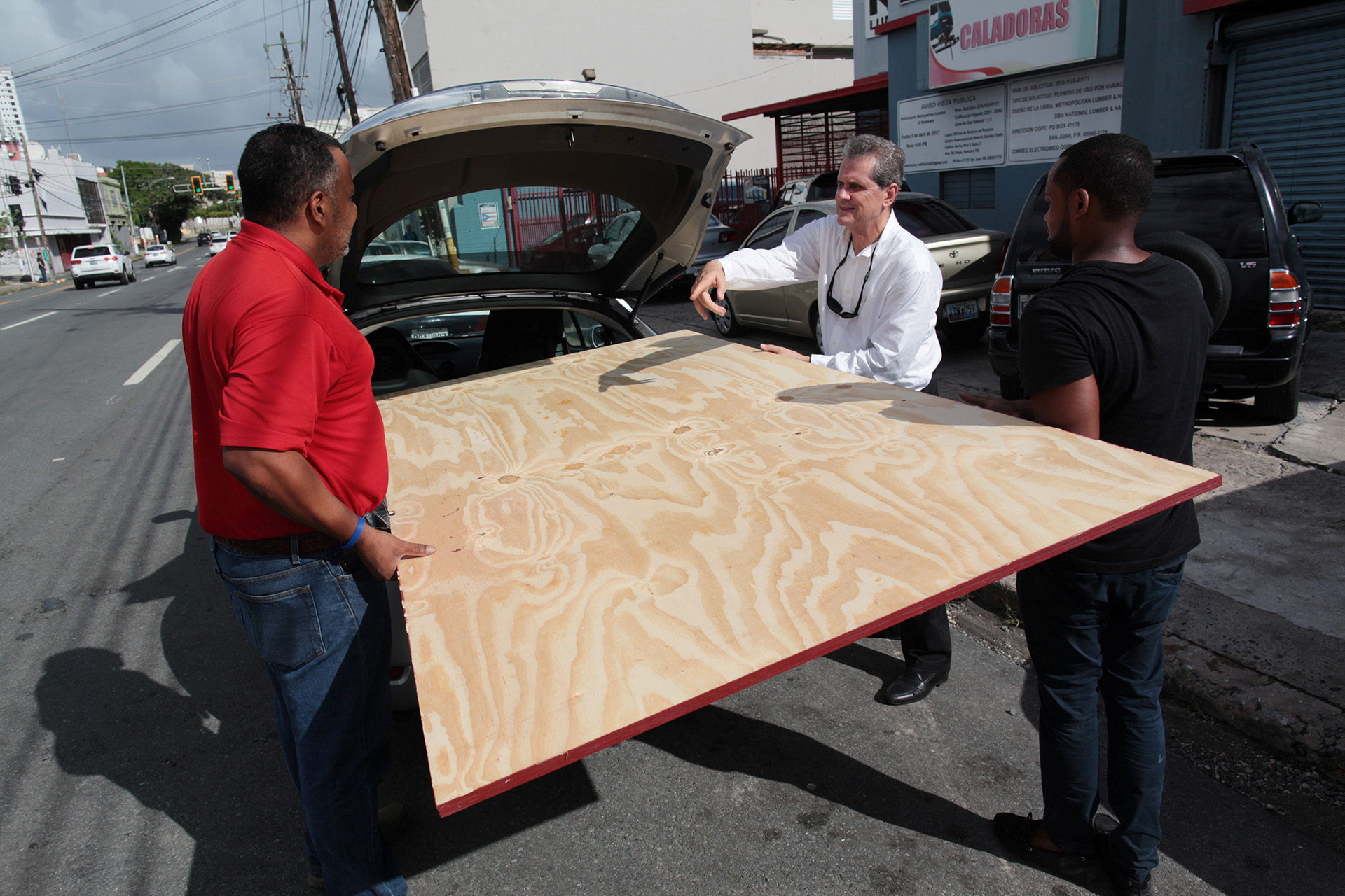 La gente compra materiales para estar preparados ante la inminente llegada de Irma, en Bayamon, Puerto Rico