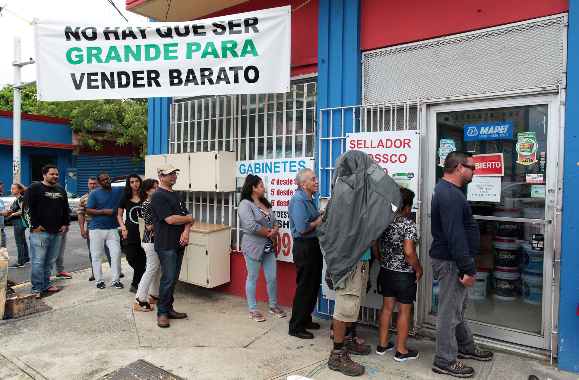 Colas para comprar herramientas, en Bayamon, Puerto Rico
