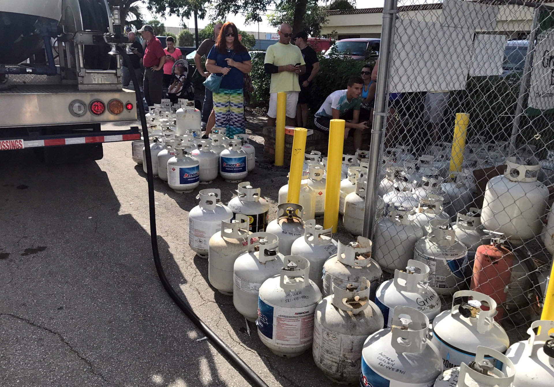 Como preparación por la llegada del huracán Irma, residentes de Boca Raton, en Florida, esperan para comprar bombonas de gas