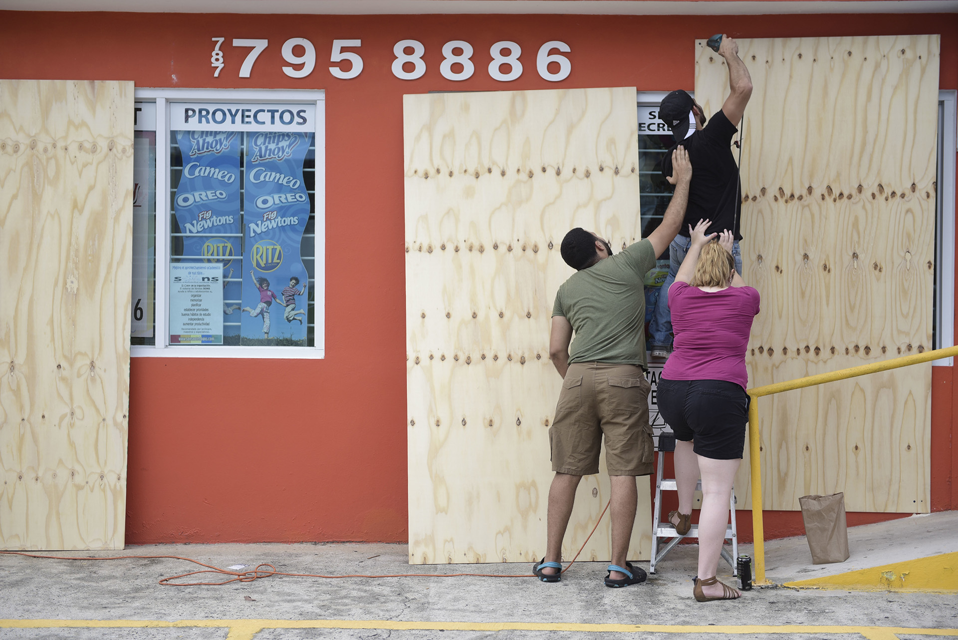 Instalan paneles de madrea en la fachada de un colegio den Tao Baja, Puerto Rico, para evitar que estallen los vidrios durante el paso del violento huracán Irma