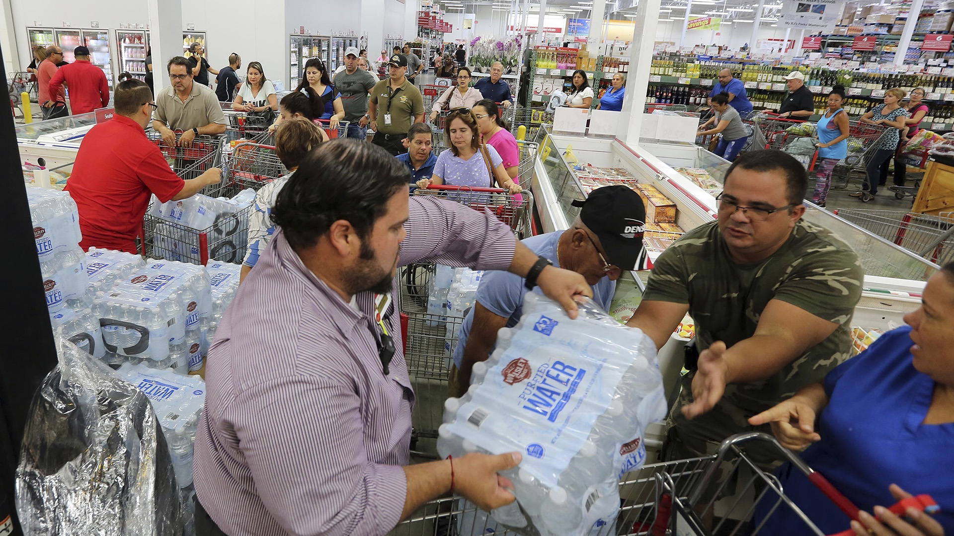 Residentes de Miami compran agua y alimentos para estar preparados ante la posible llega del huracán Irma, que ya es categoría 5
