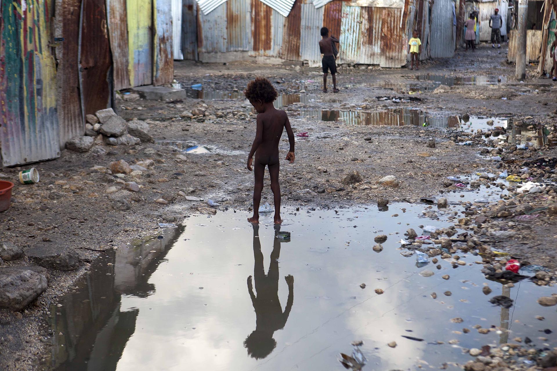 Un niño en un asentamiento de Port-au-Prince, Haiti. (AP Photo/Dieu Nalio Chery)