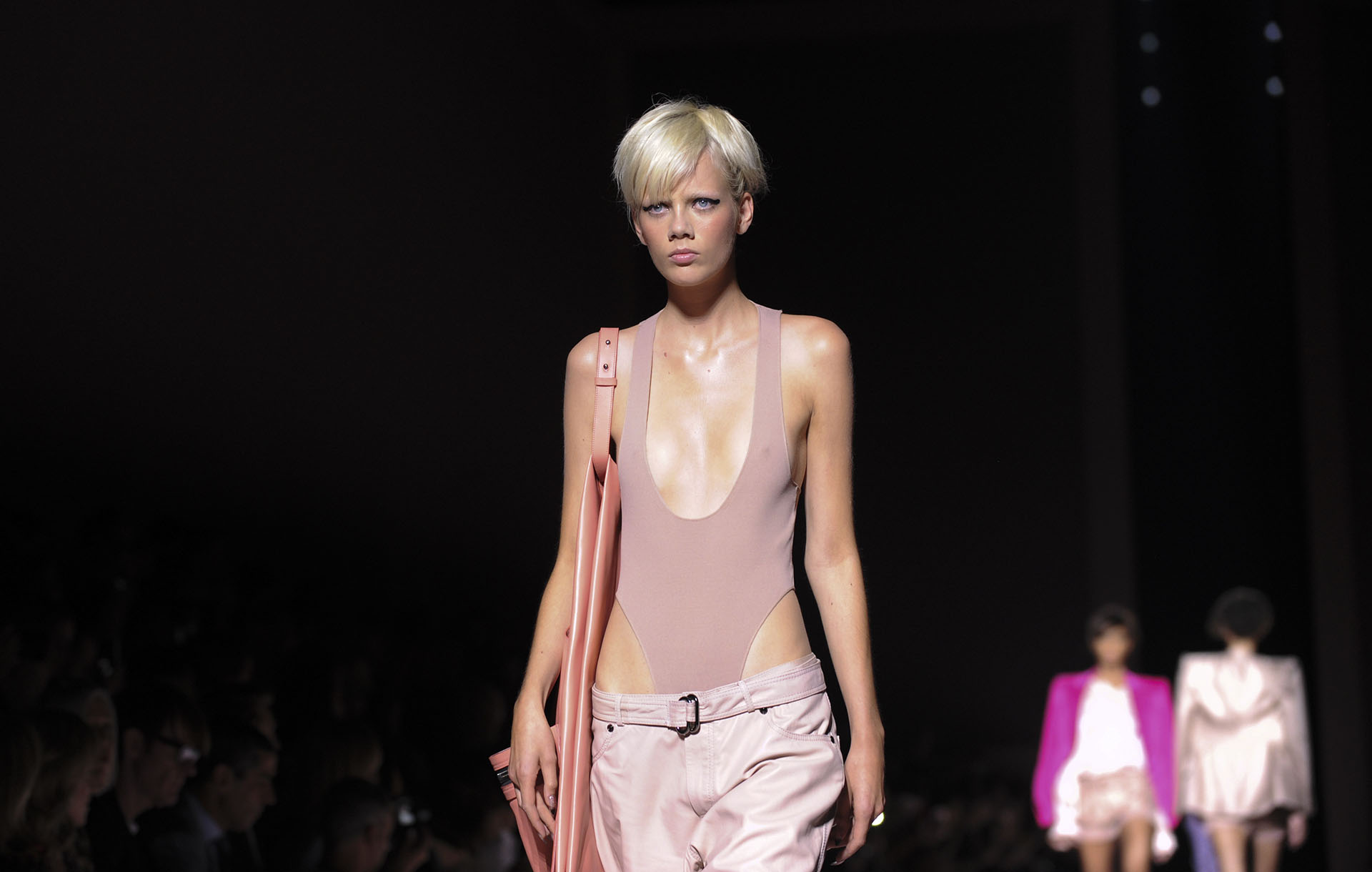 Un look extremo sólo para la más osadas, bodys de tiro alto combinado con prendas a la cadera (AP Photo/Diane Bondareff)