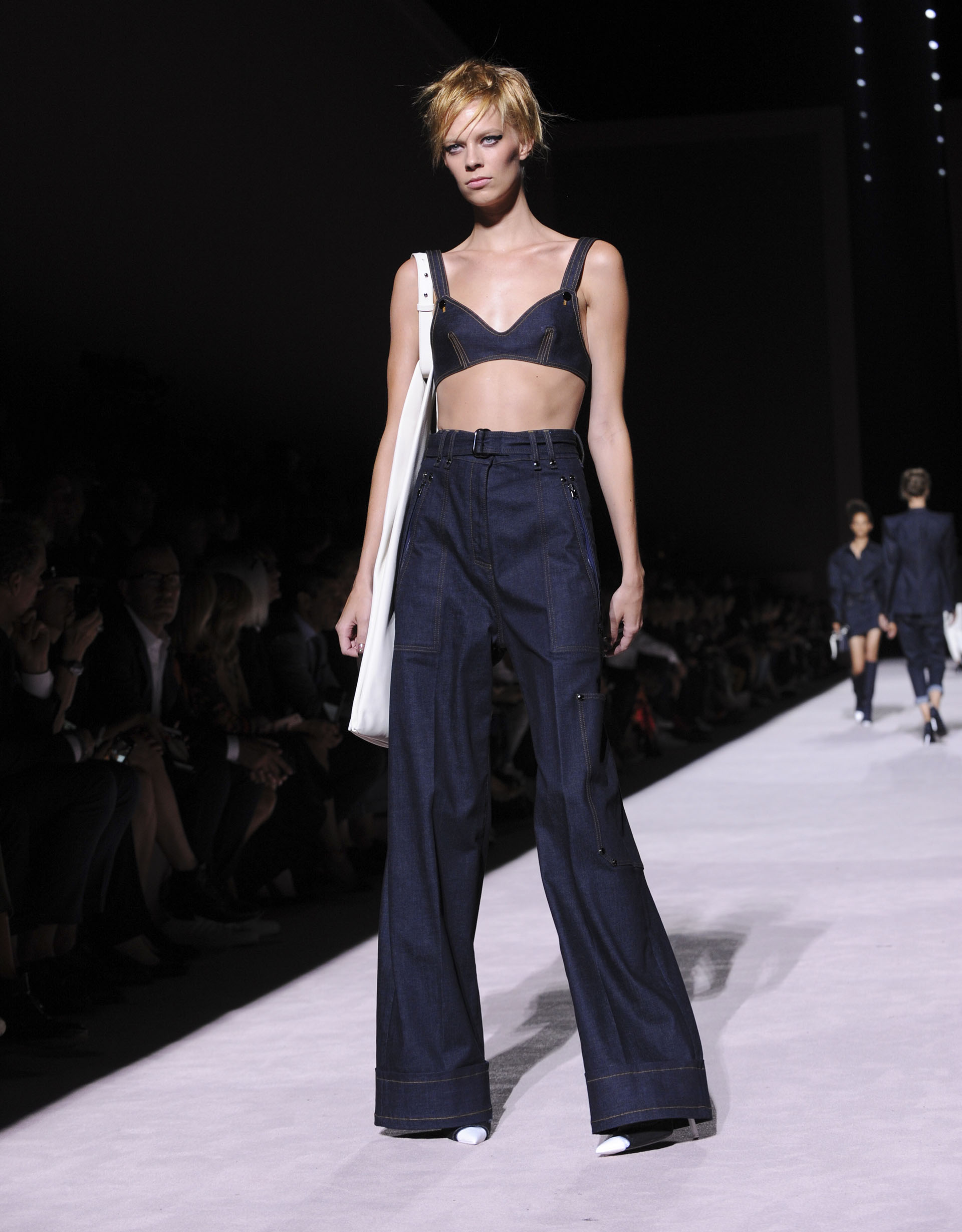 Tom Ford propusó su versión combinada del clásico de los noventa: el denim. Crop top y su versión de jeans acampanados, su sello insignia (AP Photo/Diane Bondareff)