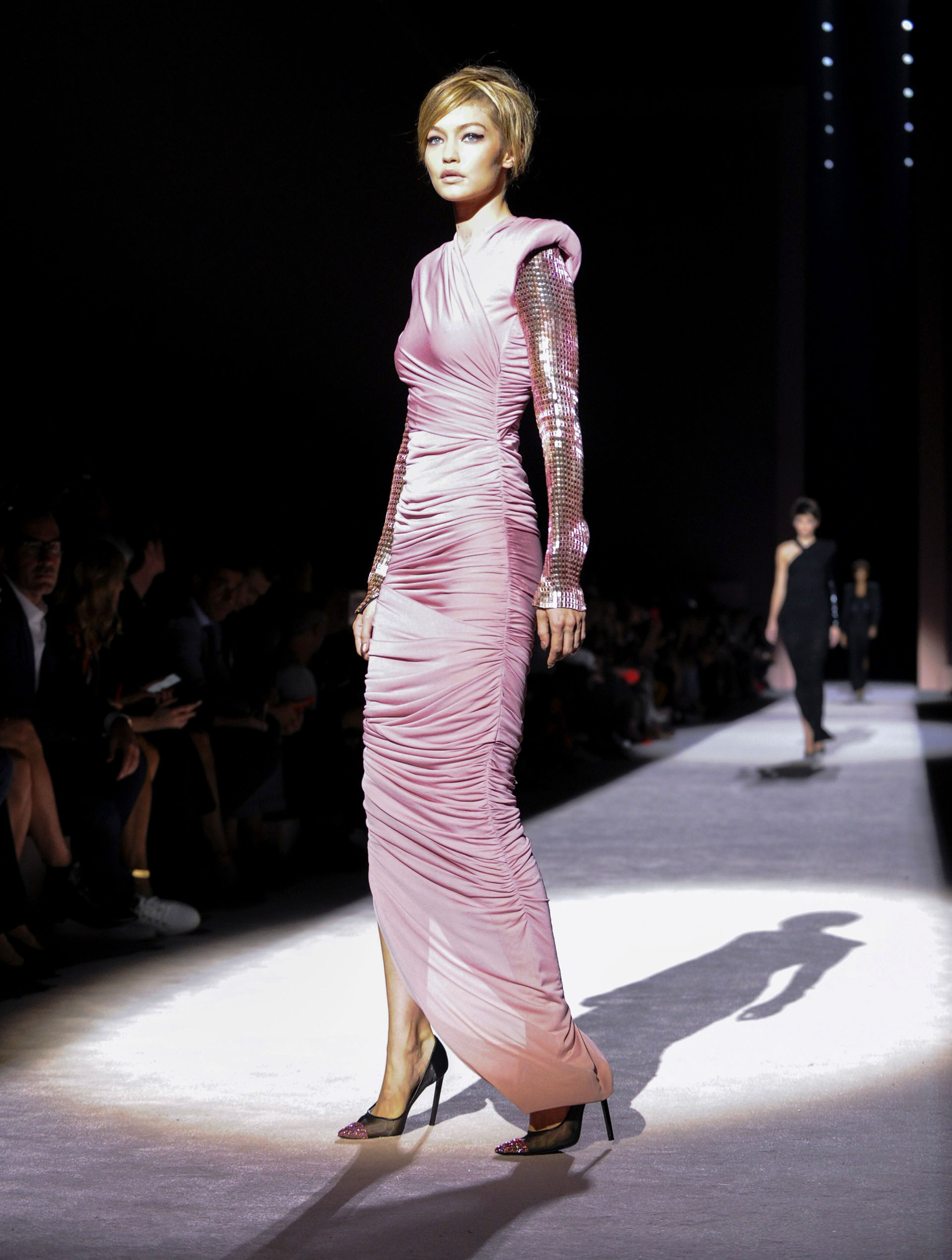 Drapeado, metalizado con mangas de paillettes rosa. Stilettos negro en punta con piedras (AP Photo/Diane Bondareff)