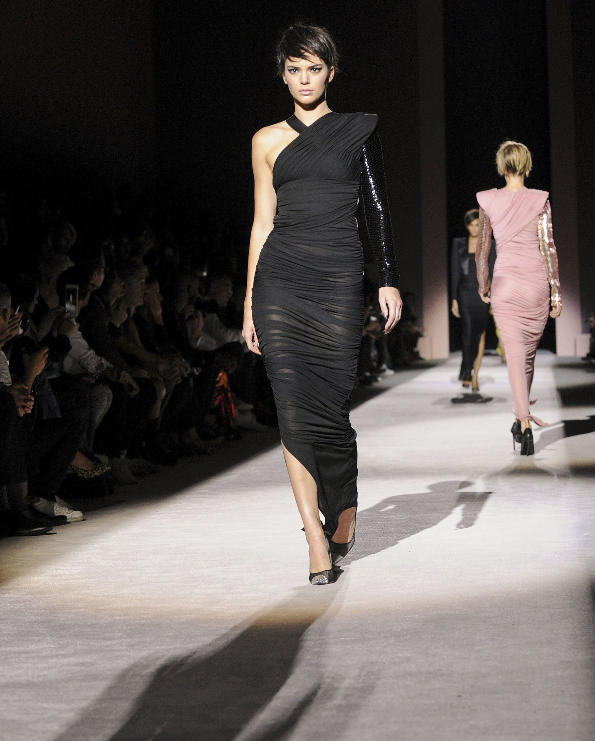 Kendall Jenner, otra de las musas que cautivaron en el desfile (AP Photo/Diane Bondareff)