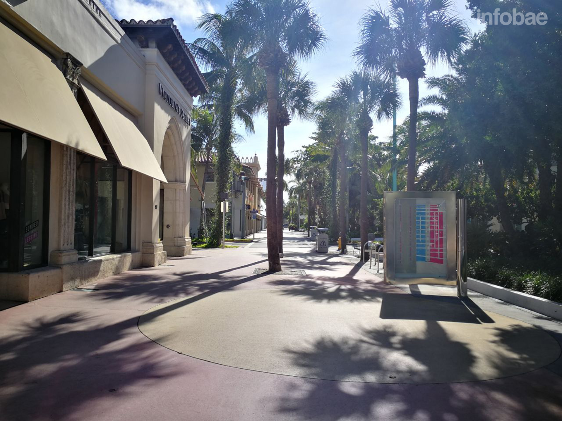 Lincoln Road, desierta. Turistas y habitantes de Miami Beach abandonaron la ciudad (Infobae)