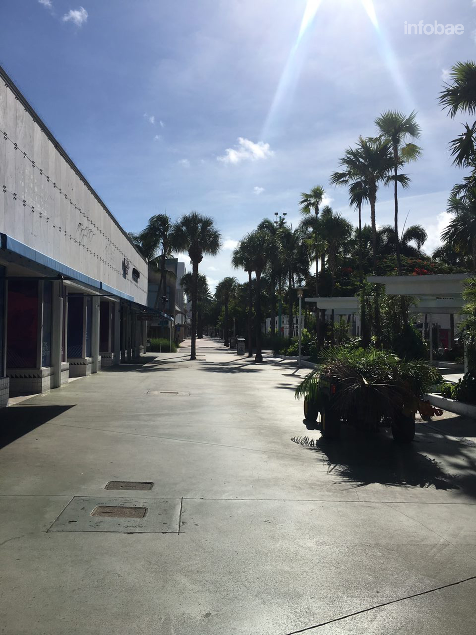 Donde suelen verse multitudes paseando y consumiendo hoy no hay nadie (Infobae)