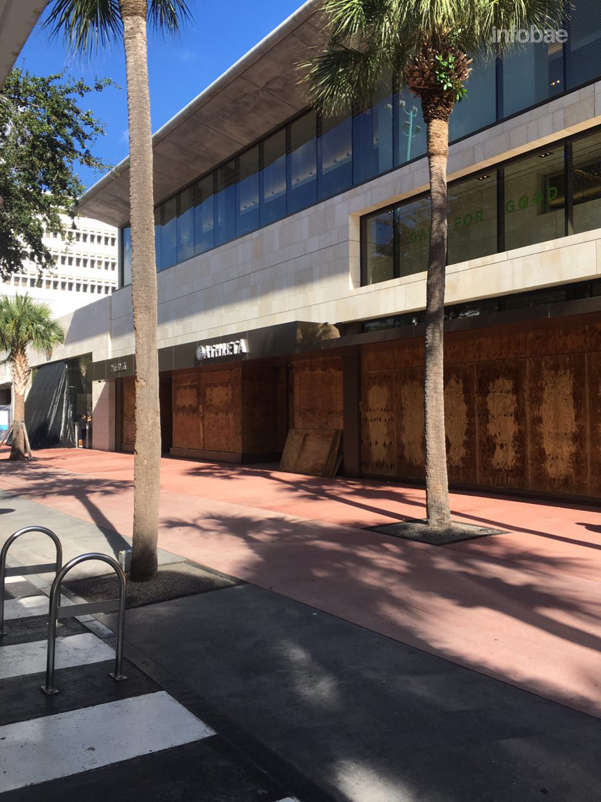 Las empresas colocaron protecciones en puertas y ventanas para evitar que los vientos destruyan sus interiores (Infobae)