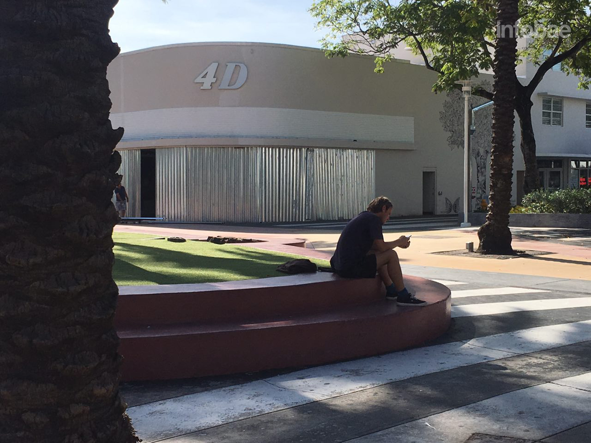 El famoso Apple Store de Miami Beach, preparado para lo peor (Infobae)