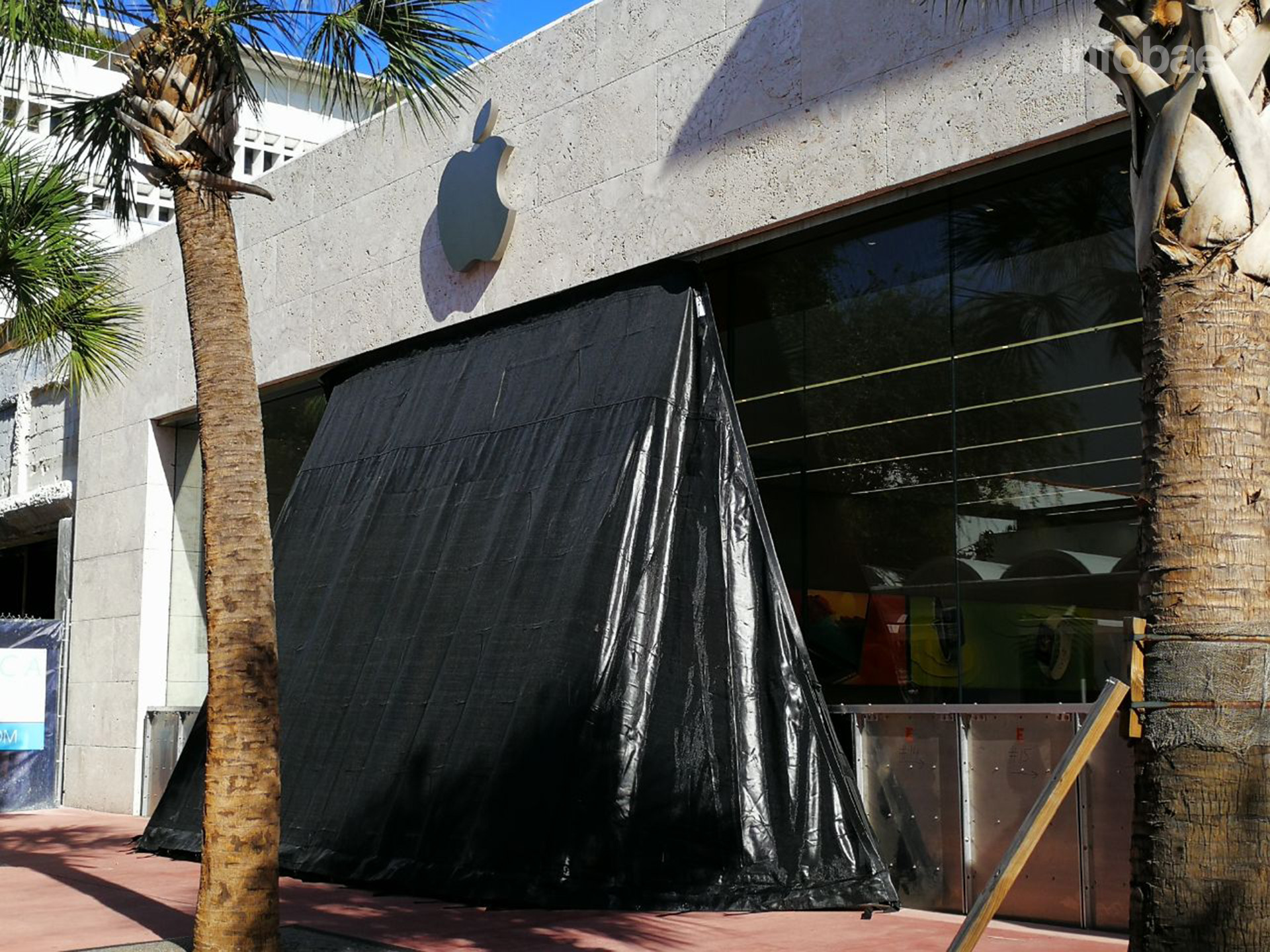 El famoso Apple Store de Miami Beach, preparado para lo peor (Infobae)