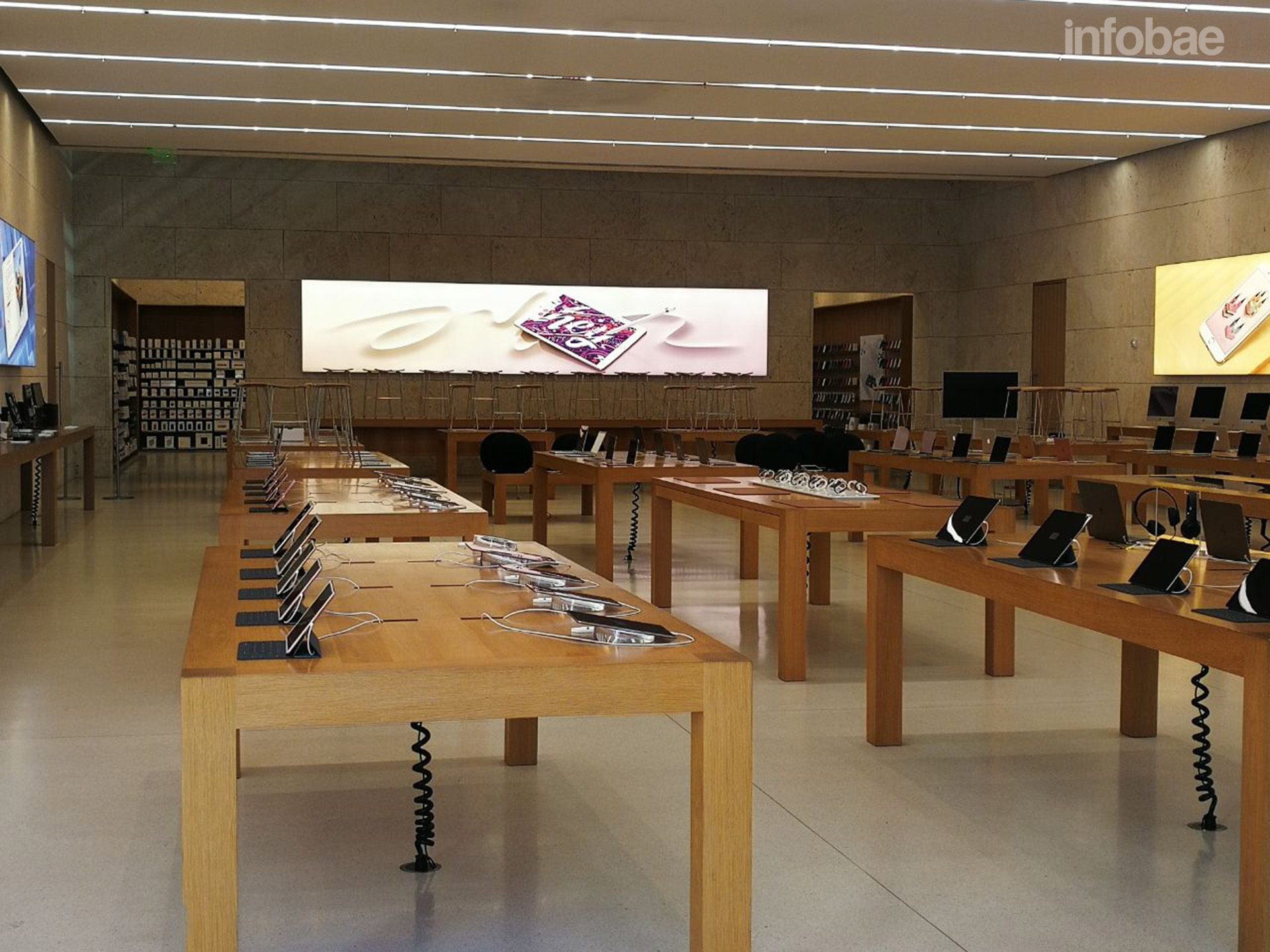 El interior del Apple Store que suele albergar a decenas de personas a toda hora, cerrado (Infobae)