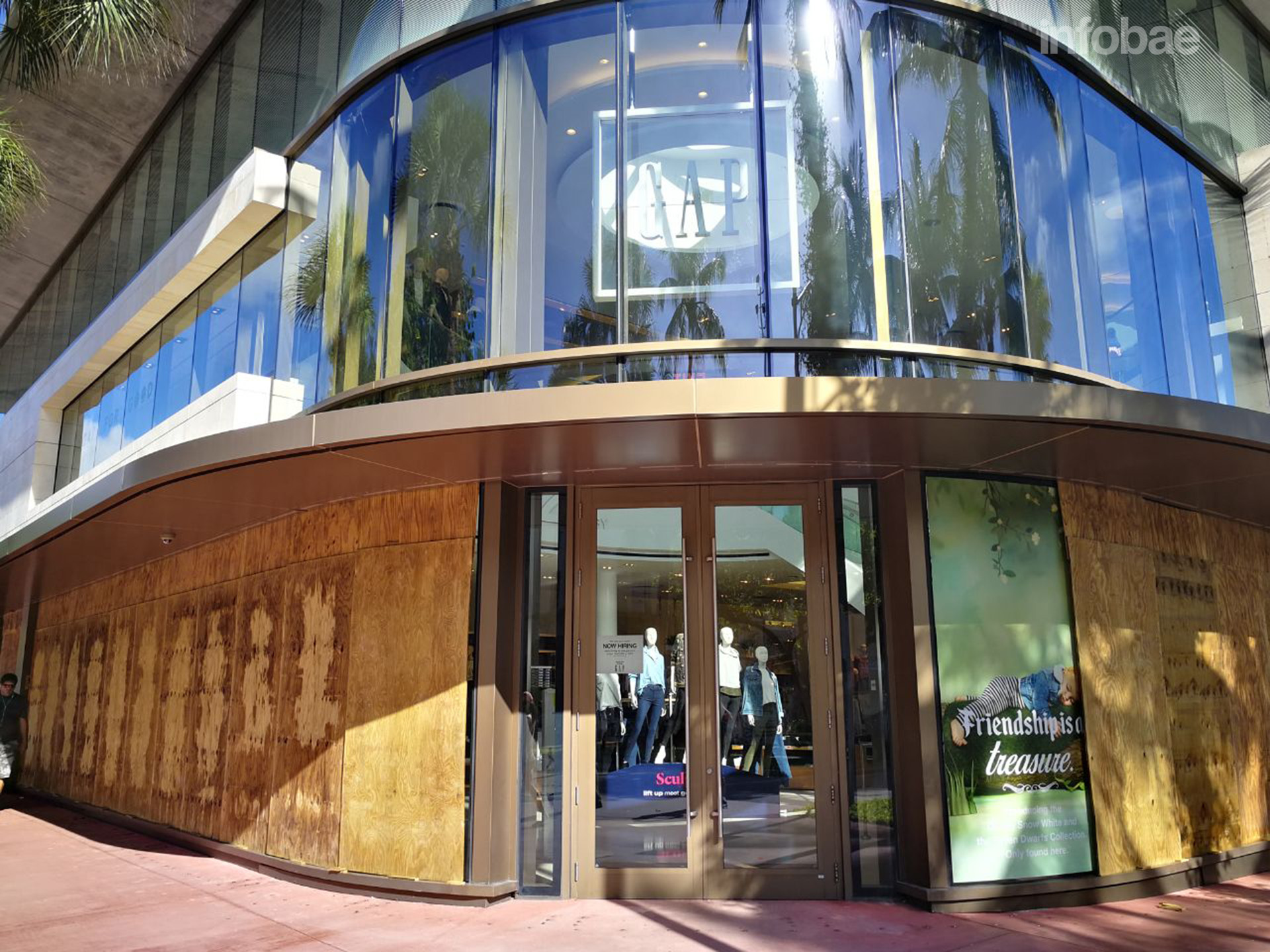Gap, con protecciones y cerrado (Infobae)