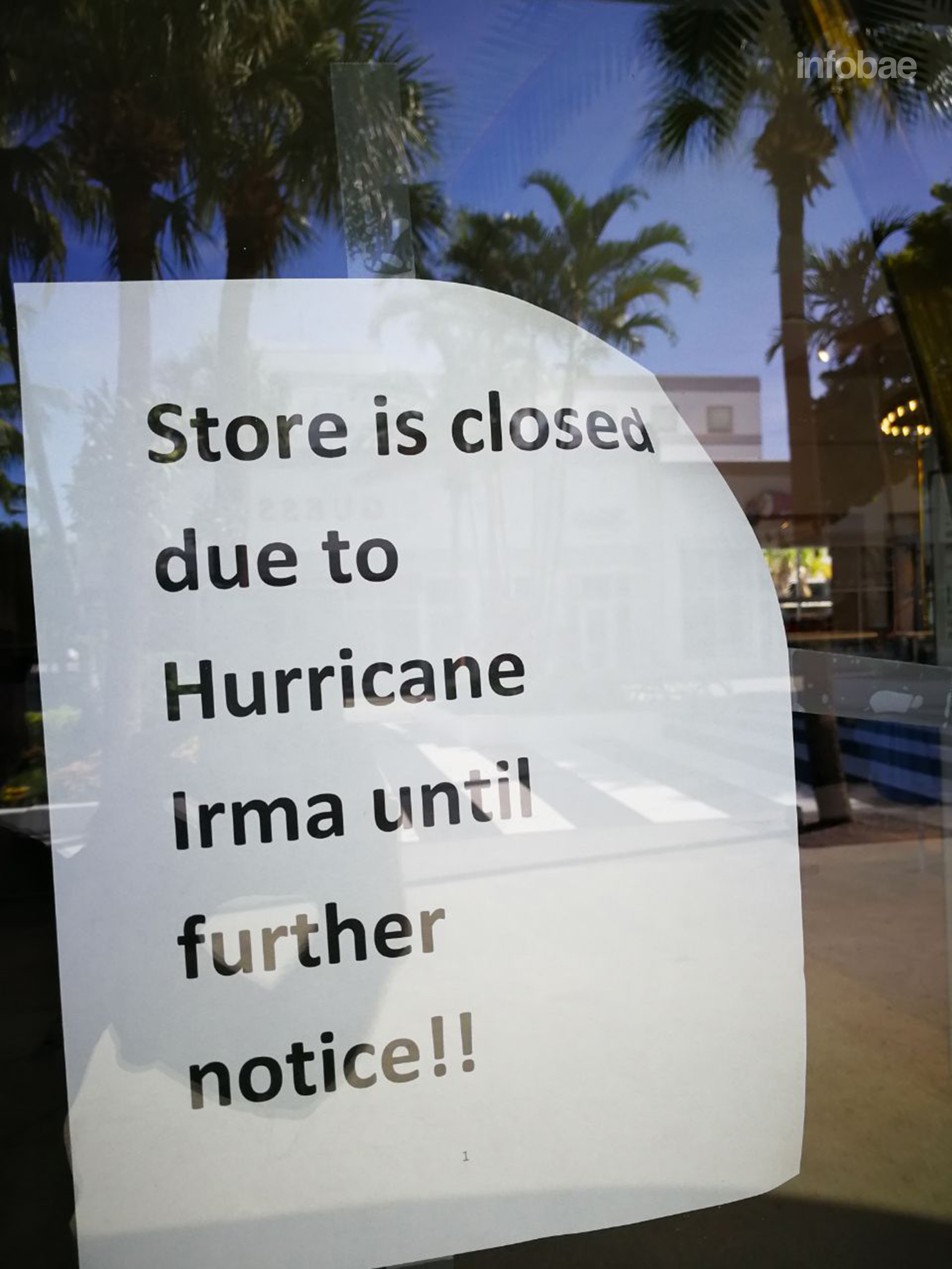 “Cerrado hasta nuevo aviso por el huracán Irma”, el cartel informativo en la puerta del comercio de H&M (Infobae)