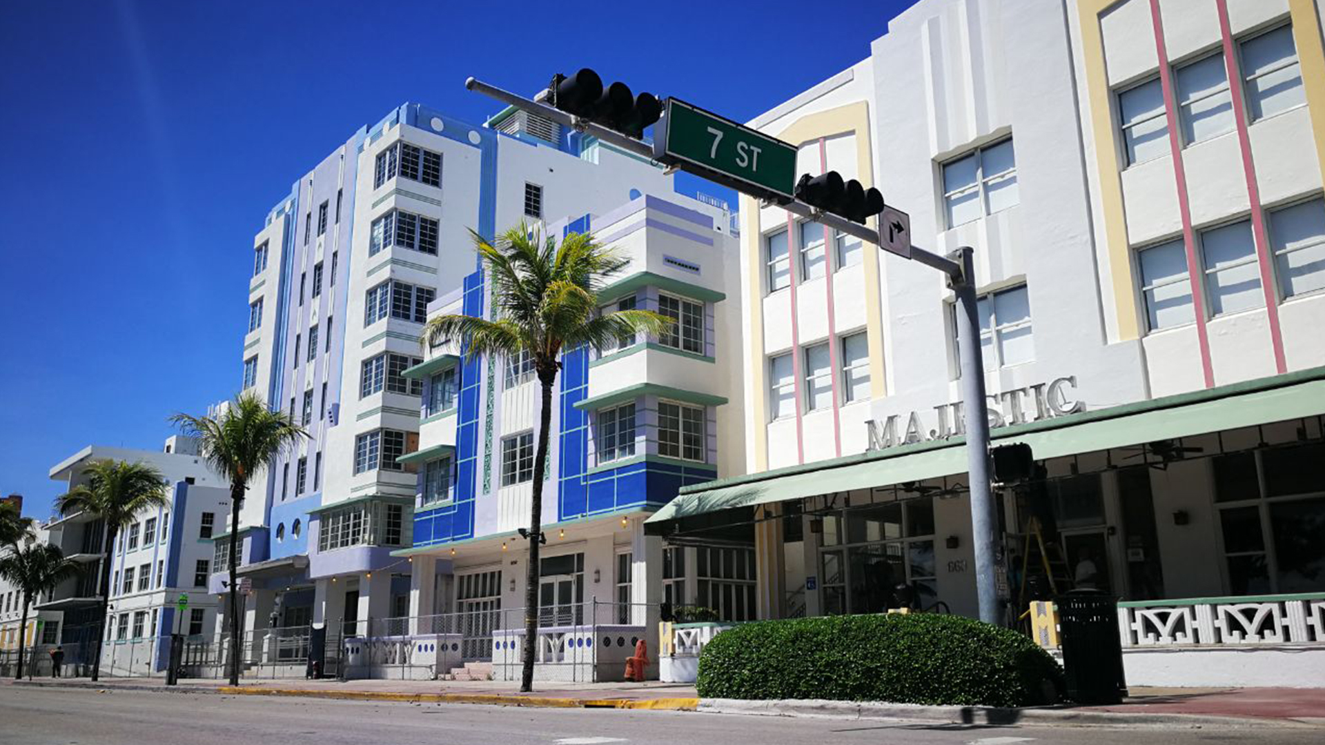 Ocean Drive, otra de las tradicionales arterias de Miami. Nadie a la vista, todo el mundo en refugios (Infobae)
