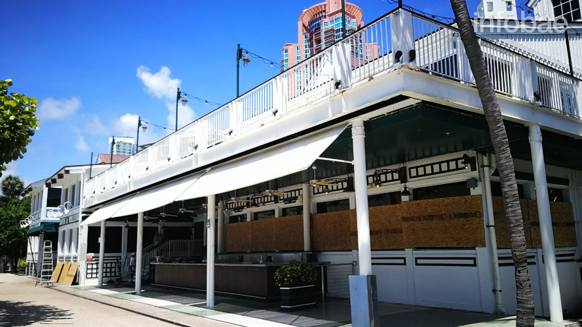 Locales en South Point, Miami. Los locales gastronómicos ya cerraron sus puertas y están preparados para afrontar el huracán Irma (Infobae)