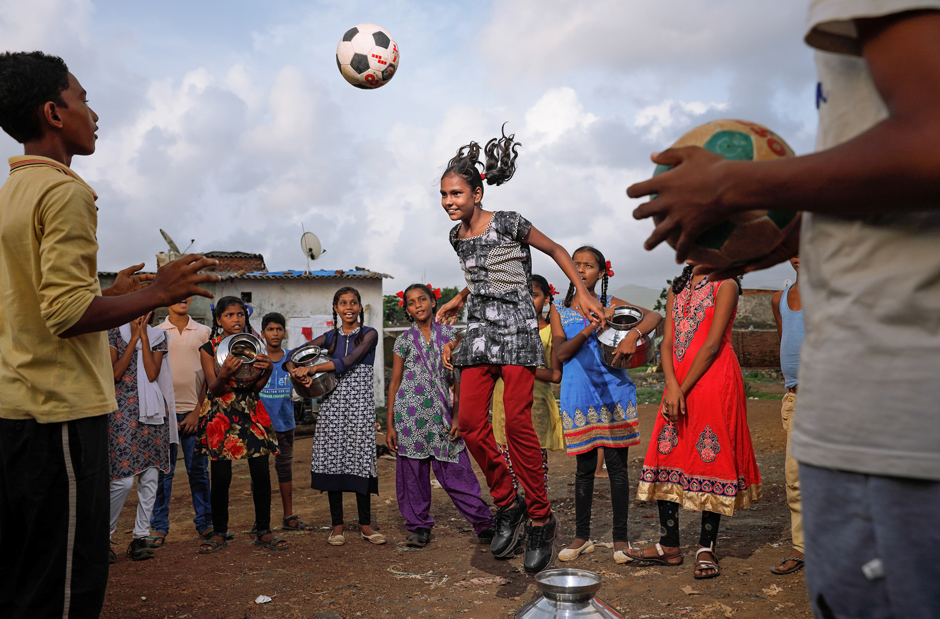 Ashima Narain es una fotógrada y cineasta, representada por National Geographic. En marzo de 2017, la revista TIME la incluyó como una de las 34 mejores fotógrafas del mundo (Ashima Narain)