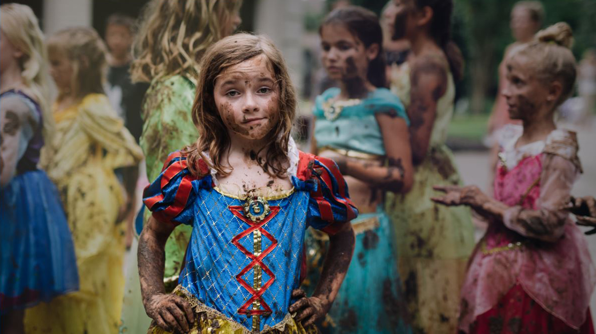 En 2016 Disney lanzó Soy Princesa Siendo Yo, una campaña que alienta a las niñas de todo el mundo a ser protagonistas de sus propias historias y a soñar en grande, inspirándose a través de las cualidades que cada una de las Princesas Disney demuestra a través de sus aventuras, como la valentía de Mérida o la perserverancia de Tiana. Mientras que cada princesa tiene sus propias características únicas y admirables, lo que todas tienen en común es la resiliencia y la habilidad de triunfar superando adversidades a fin de realizar sus sueños (Kate Parker)