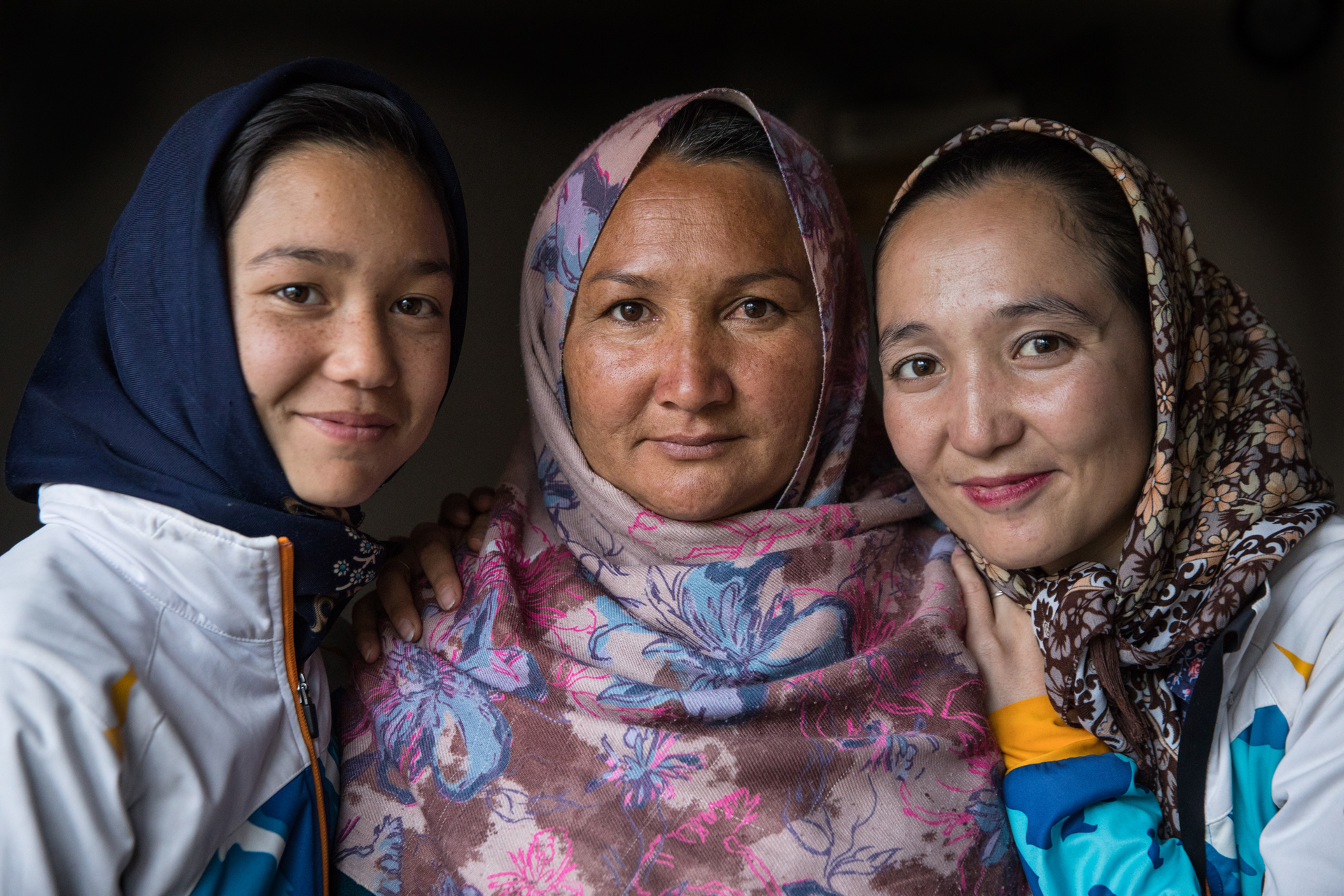 Reihana, de 14 años, Masuma Mohammad (su madre) y Zakia Mohammadhi, 23, (su entrenadora). Masuna ha apoyado mucho a sus hijas involucradas en el ciclismo y ellas se han convertido en miembros del equipo ciclista femenino de Bamiyan, el primer equipo oficial fuera de Kabul. (Paula Bronstein)