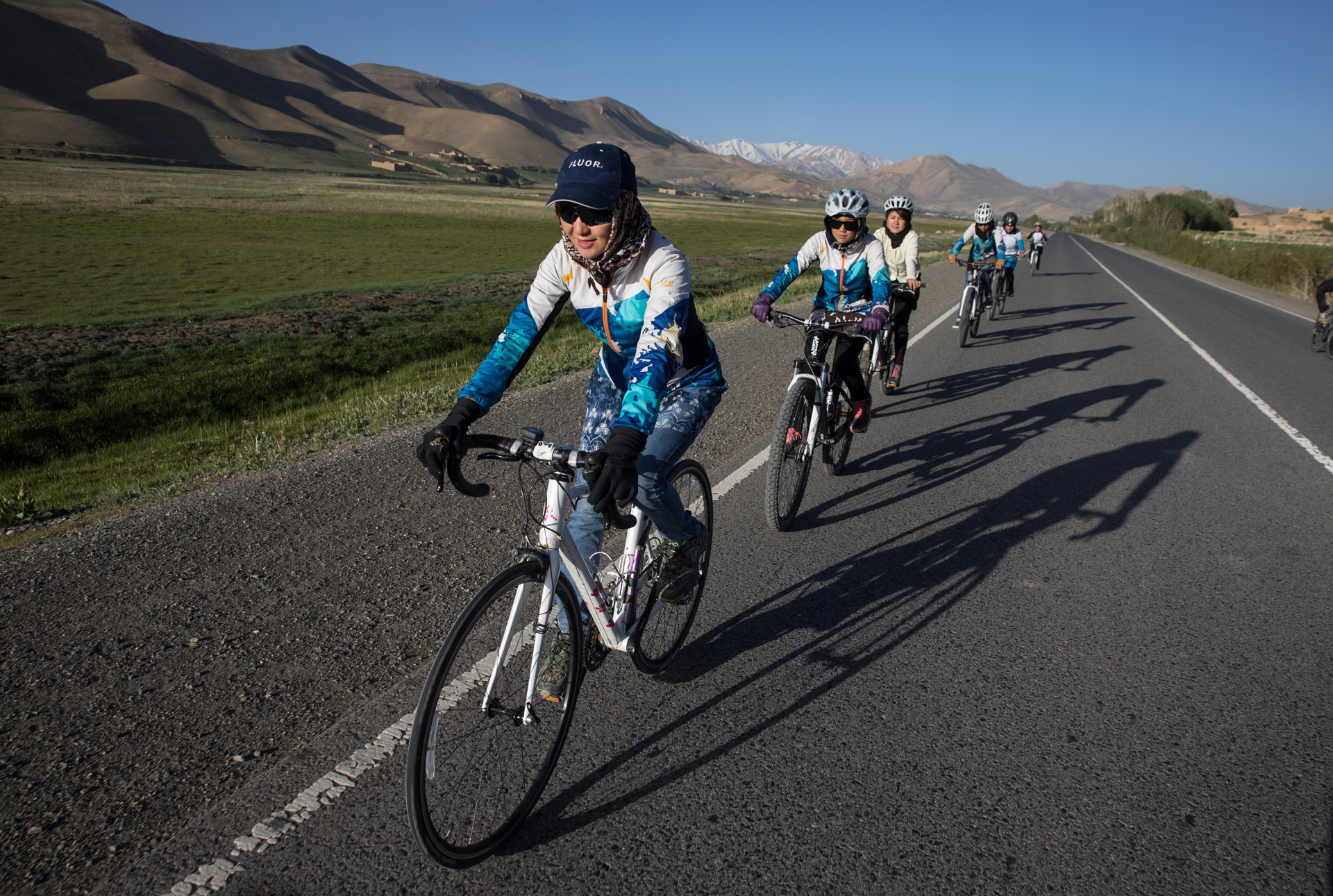 El equipo de ciclismo de mujeres de Afghanistan durante una práctica temprano de la mañana de 6 am fuera de Bamiyan. Zakia Mohammadhi es quien organiza y entrena al equipo. (Paula Bronstein)