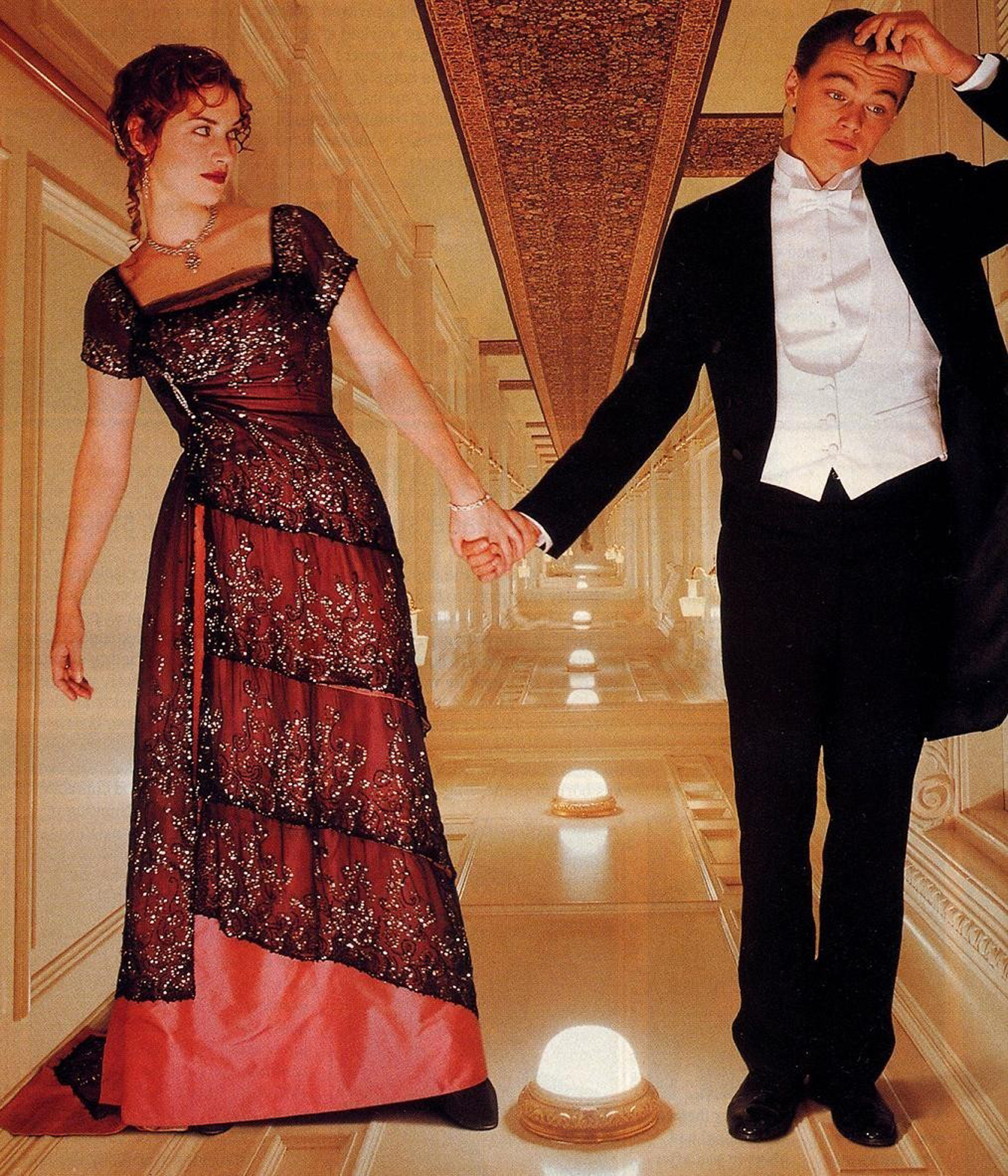Kate Winslet en la piel de Rose DeWitt Bukater en Titanic, en rojo y sobre tul bordado en cascada acompañando con joyas de esmeraldas que se lucen en la escena que Leonardo Di Caprio la detiene. Tanto el vestido como las joyas fueron subastadas por más de 30.000 dólares