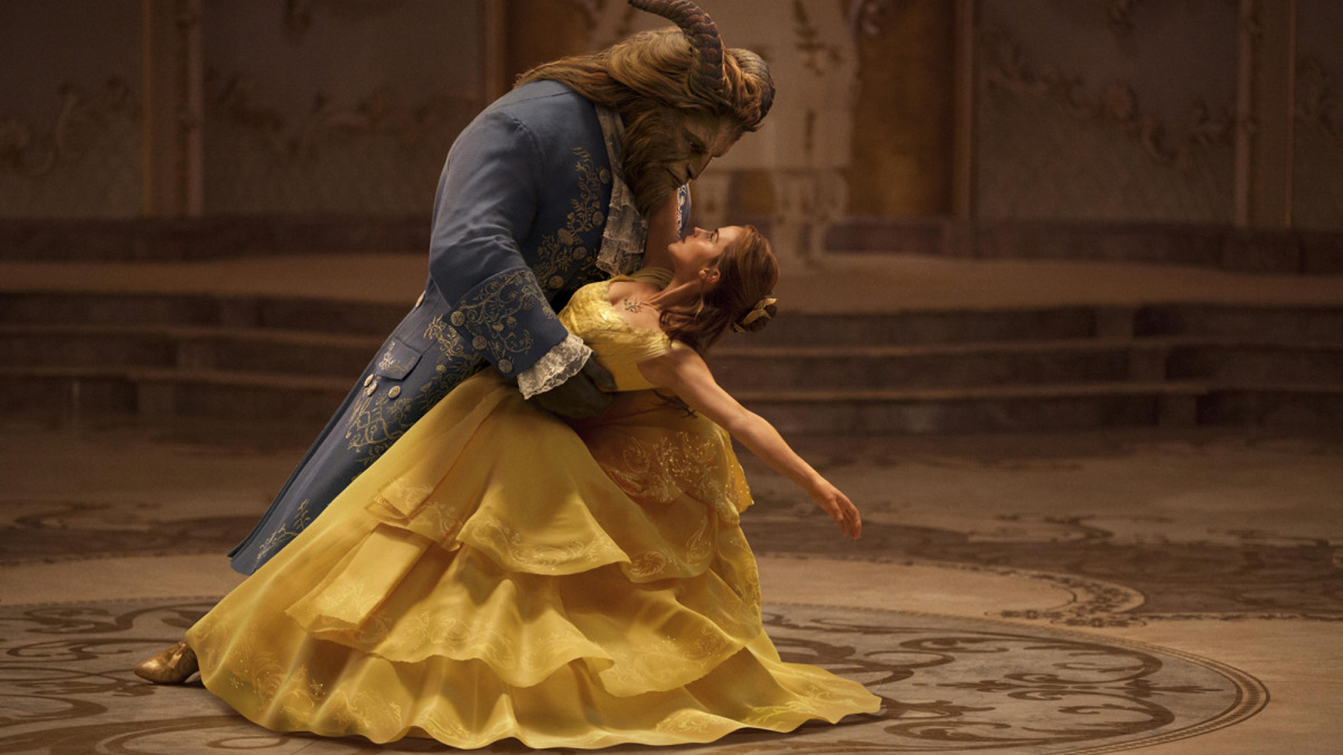 Emma Watson recreó el icónico look del film de Disney ‘La Bella y La Bestia’ con el clásico vestido amarillo de princesa realizado por la vestuarista de la película, Jacqueline Durran, quien diseñó con múltiples capas de organza teñida en amarillo con más de 55 metros de tela y 941 metros de hilo. En el torso se imprimieron filigranas de oro bordándola con 2.160 cristales de Swarovski. Este vestido necesitó 12.000 horas para su confección