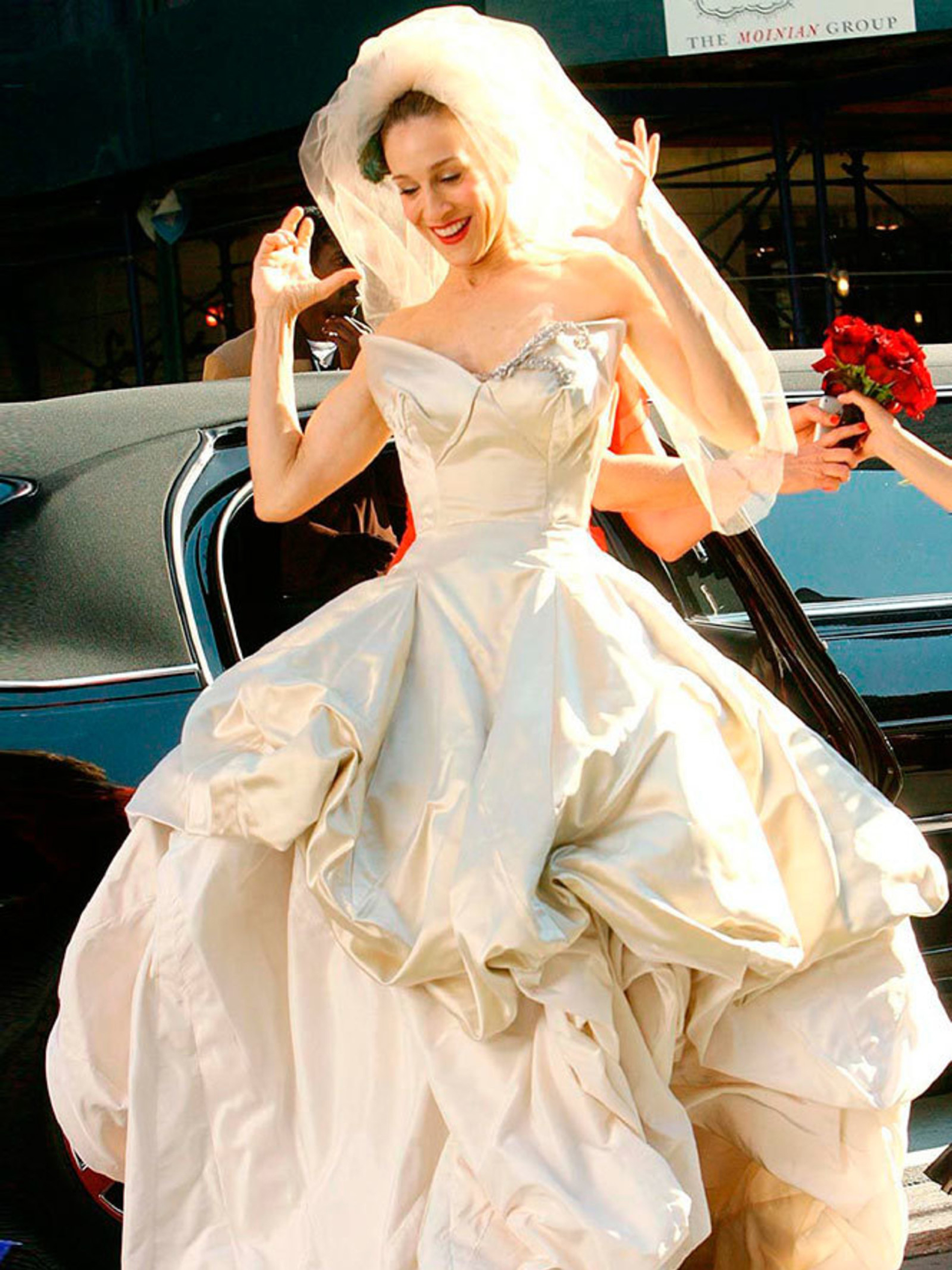 Sarah Jessica Parker en la piel de la fashionista Carrie Bradshaw en el día de su boda -que no fue- con Mr. Big. La diseñadora Vivianne Westwood le envió como regalo el vestido que había lucido en una producción para Vogue. Escote V en pico y con corpiño armado y falda voluptuosa y un increíble tocado con velo