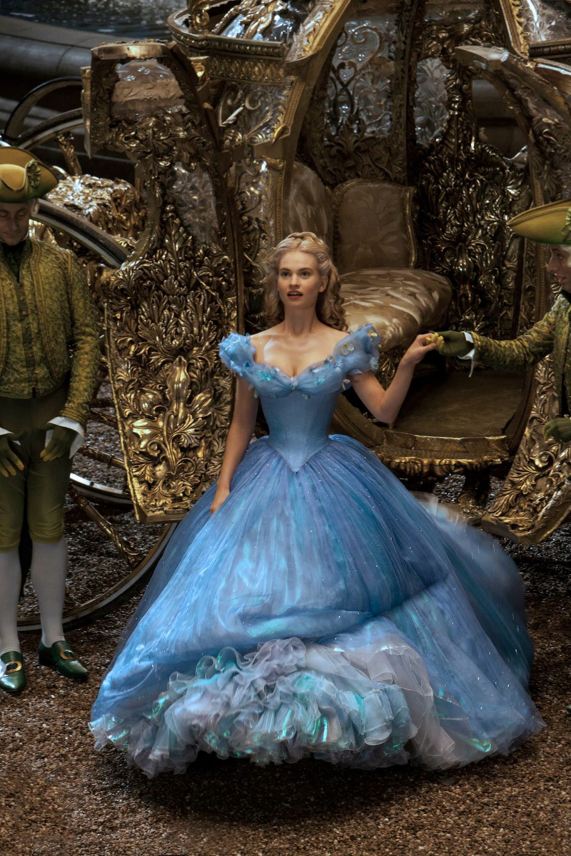 Lily James, la actriz que protagonizó Cenicient. Sandy Powell confeccionó sobre un corset celeste y miriñaque para darle volumen a las docena de capas de diferentes géneros como seda, poliester y nylon en tonos azul y turquesa. Más de 270 metros de tela, 10.000 cristales de Swarovski, 18 modistos y 500 horas para las 9 versiones de este vestido