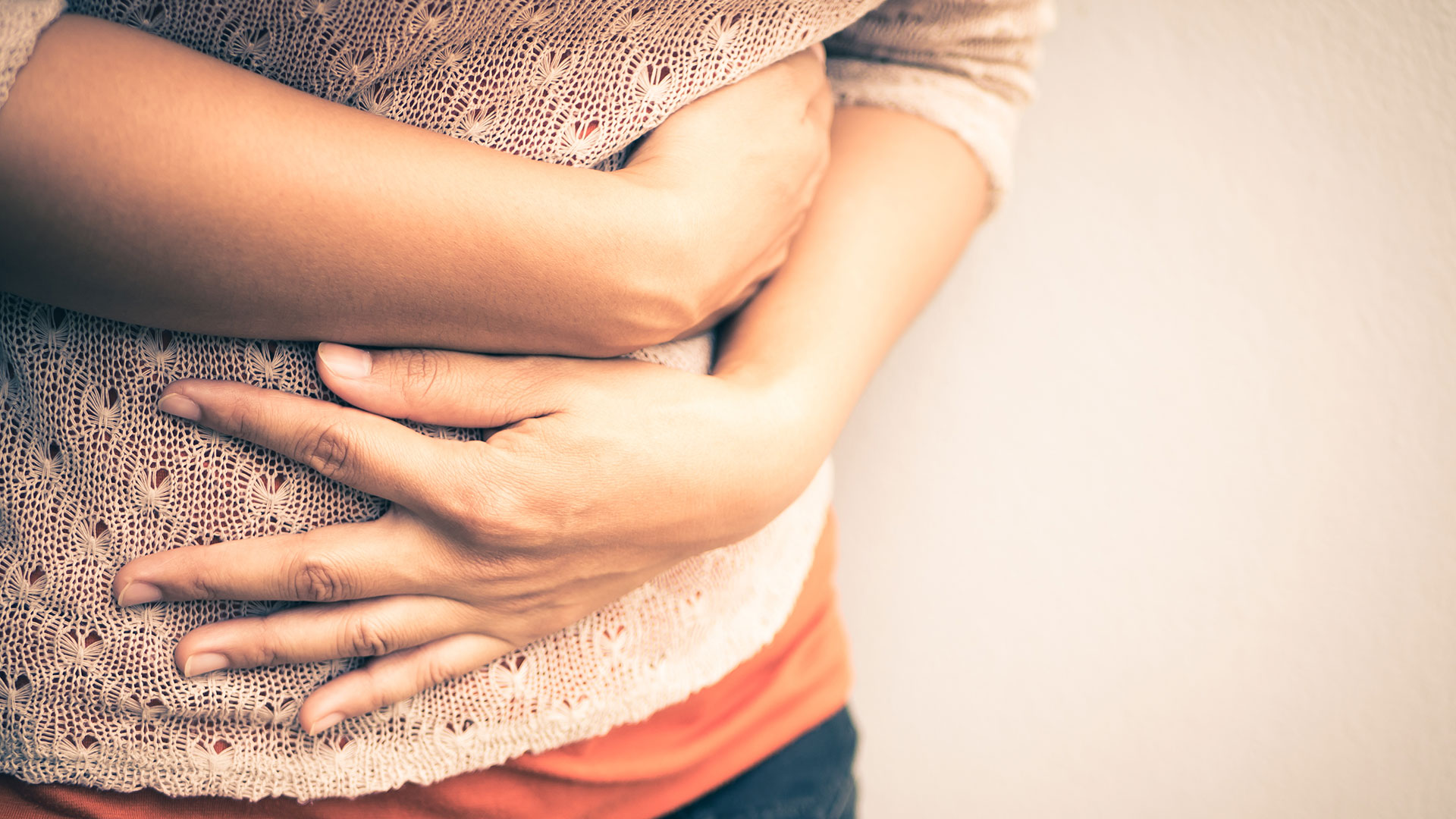 Los síntomas más comunes de la gastritis o inflamación de la mucosa gástrica son una sensación ardiente en la boca del estómago (iStock)