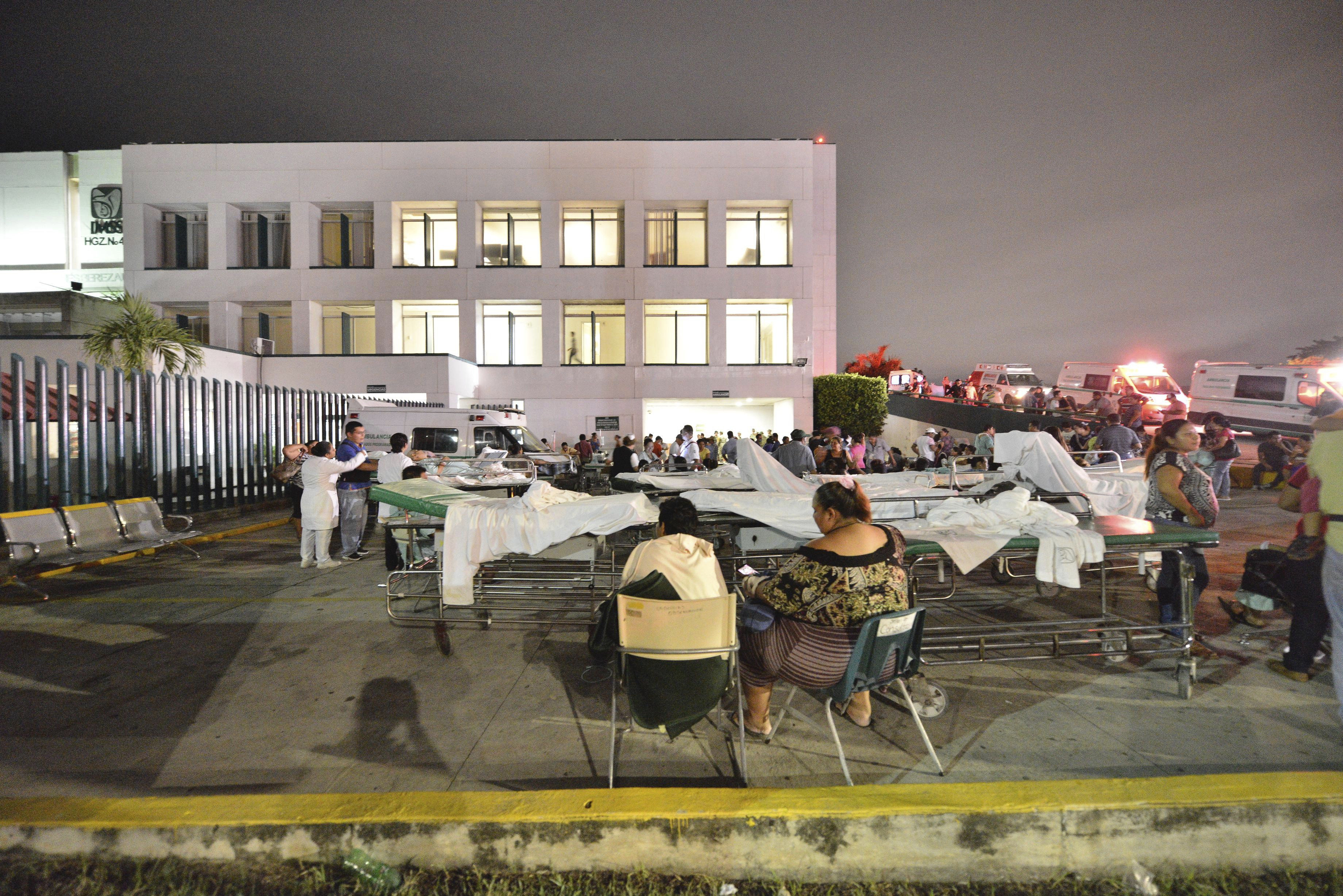 Pacientes y médicos de un hospital en Villahermosa ( México) .EFE/STR